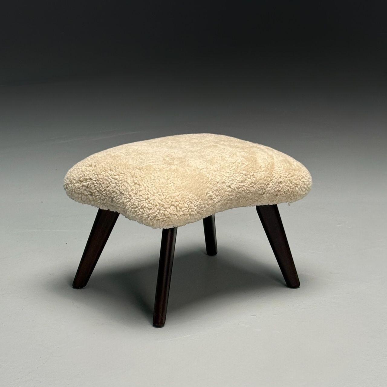 Madsen & Schubell Attr, Dänischer moderner Fußhocker in organischer Form, Shearling, 1960er Jahre im Zustand „Gut“ im Angebot in Manhasset, NY