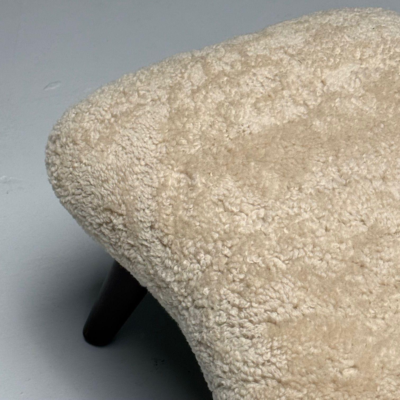 Madsen & Schubell Attr, Dänischer moderner Fußhocker in organischer Form, Shearling, 1960er Jahre (Mitte des 20. Jahrhunderts) im Angebot