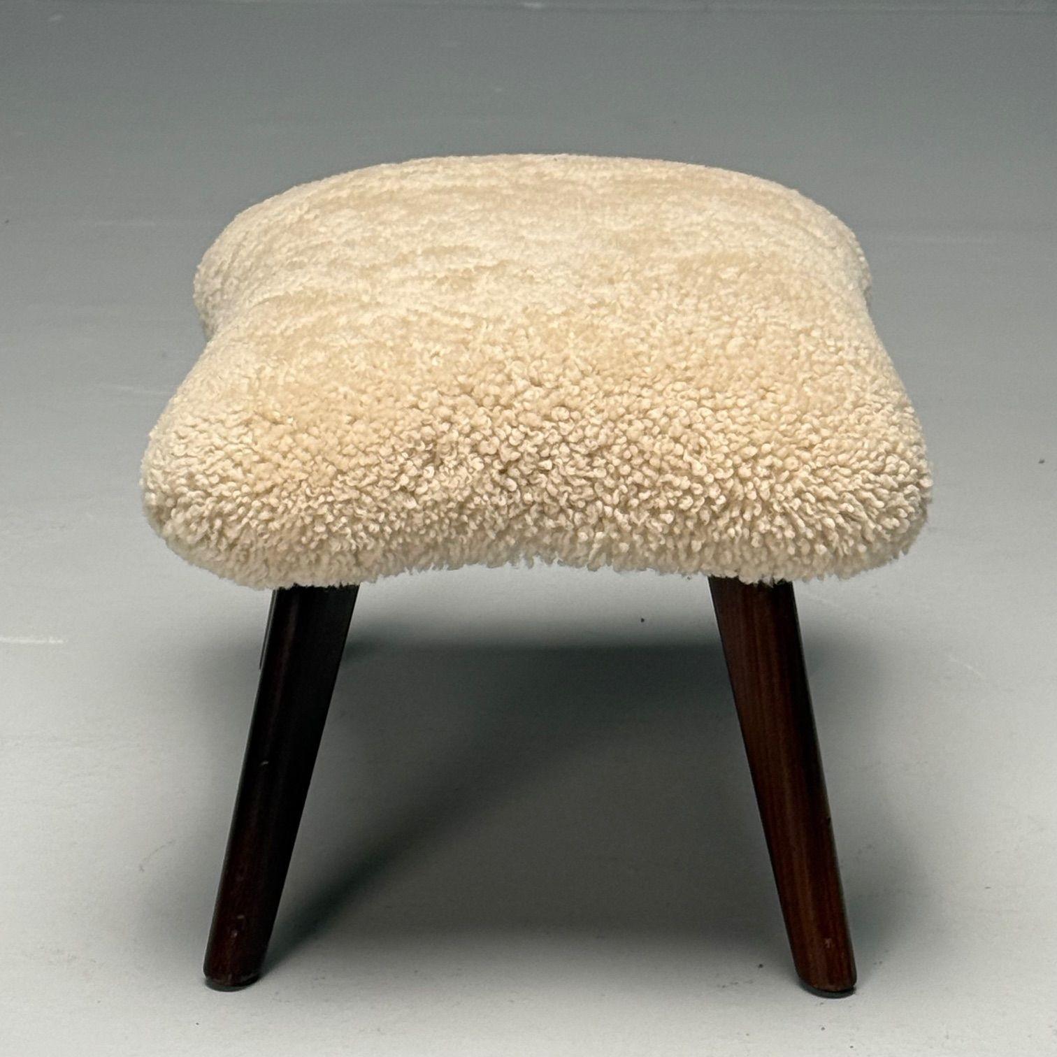 Madsen & Schubell Attr, Dänischer moderner Fußhocker in organischer Form, Shearling, 1960er Jahre (Schaffell und Schafleder) im Angebot