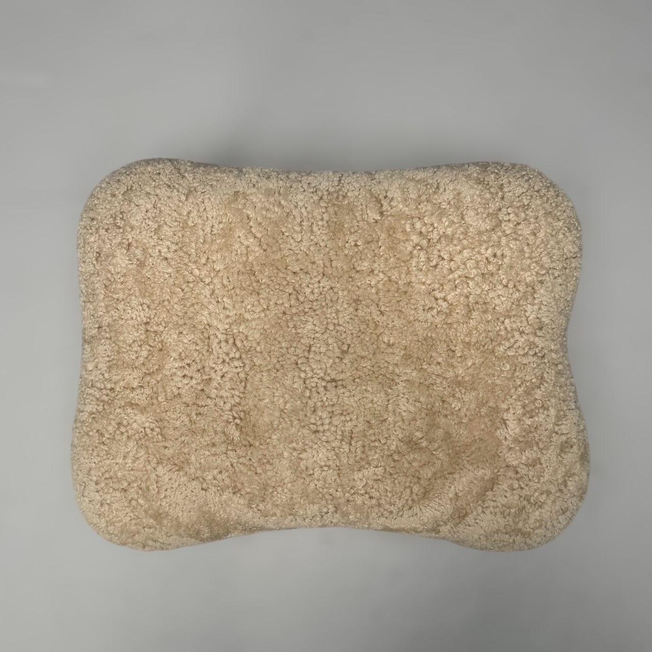 Madsen & Schubell Attr, Dänischer moderner Fußhocker in organischer Form, Shearling, 1960er Jahre im Angebot 1