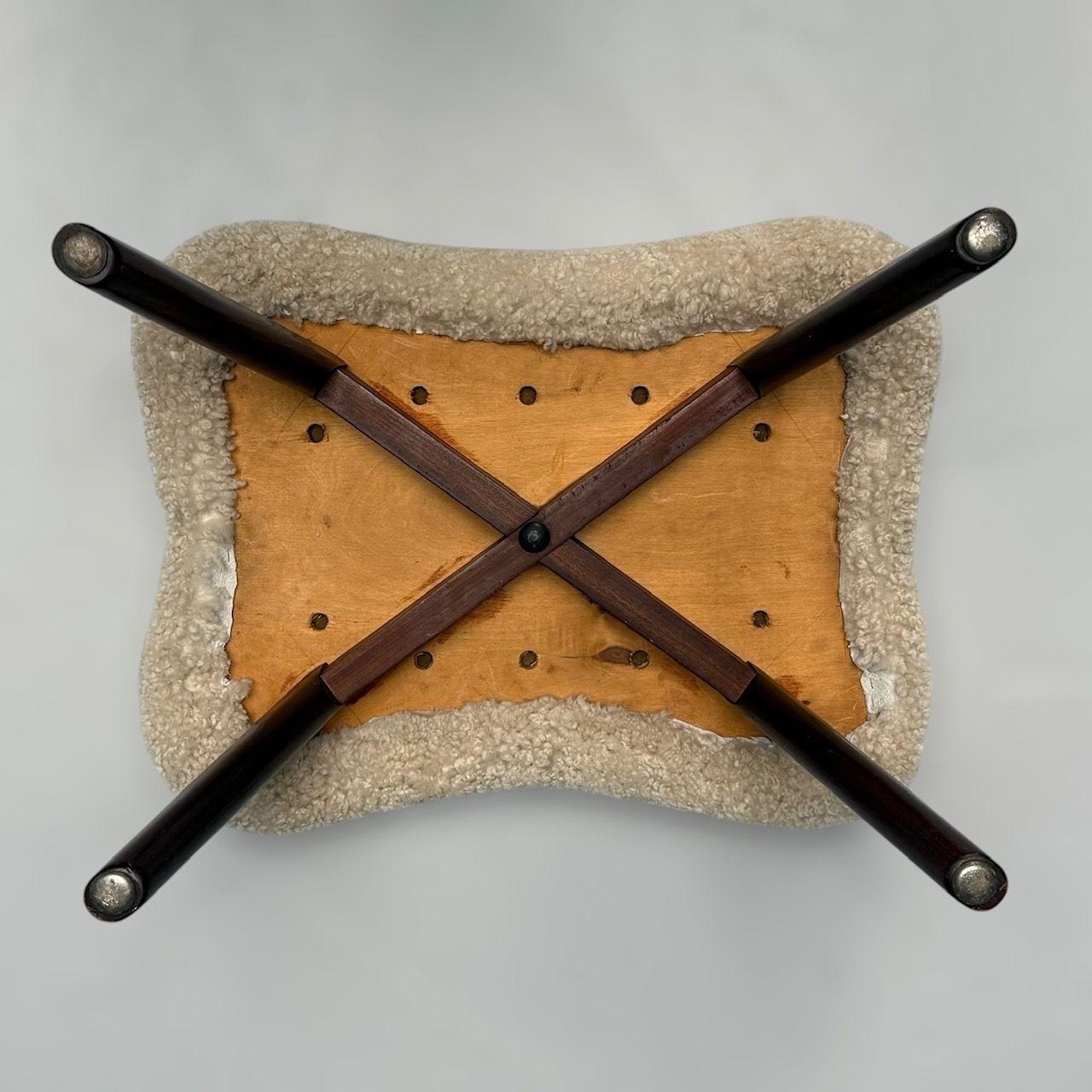 Madsen & Schubell Attr, Dänischer moderner Fußhocker in organischer Form, Shearling, 1960er Jahre im Angebot 2