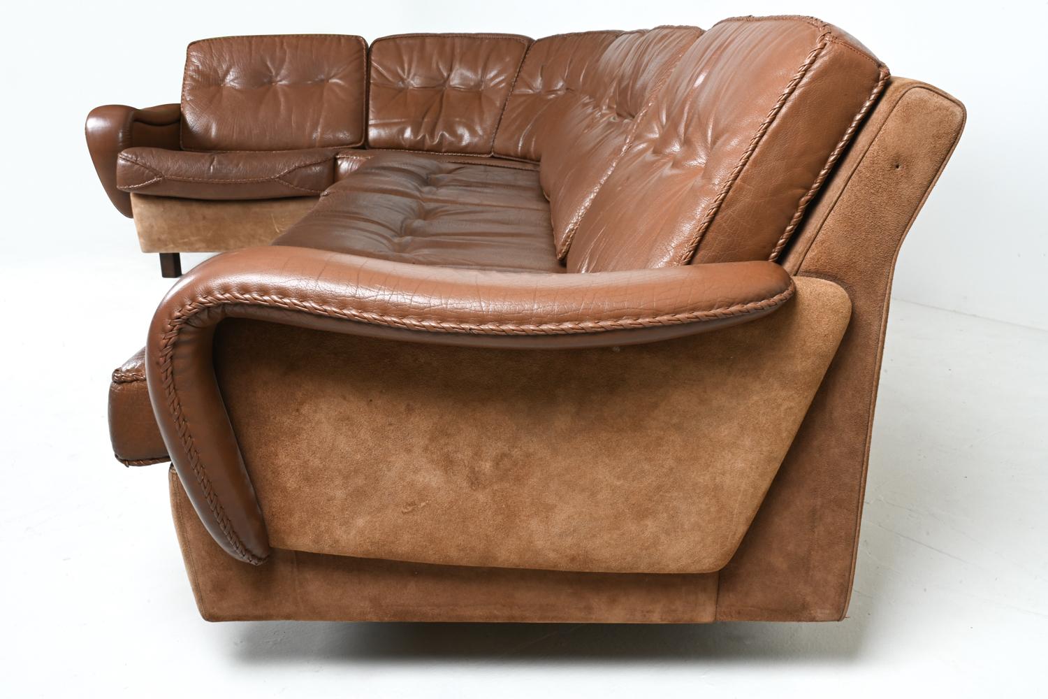 Canapé d'angle sectionnel en cuir et daim buffle Madsen & Schubell État moyen - En vente à Norwalk, CT