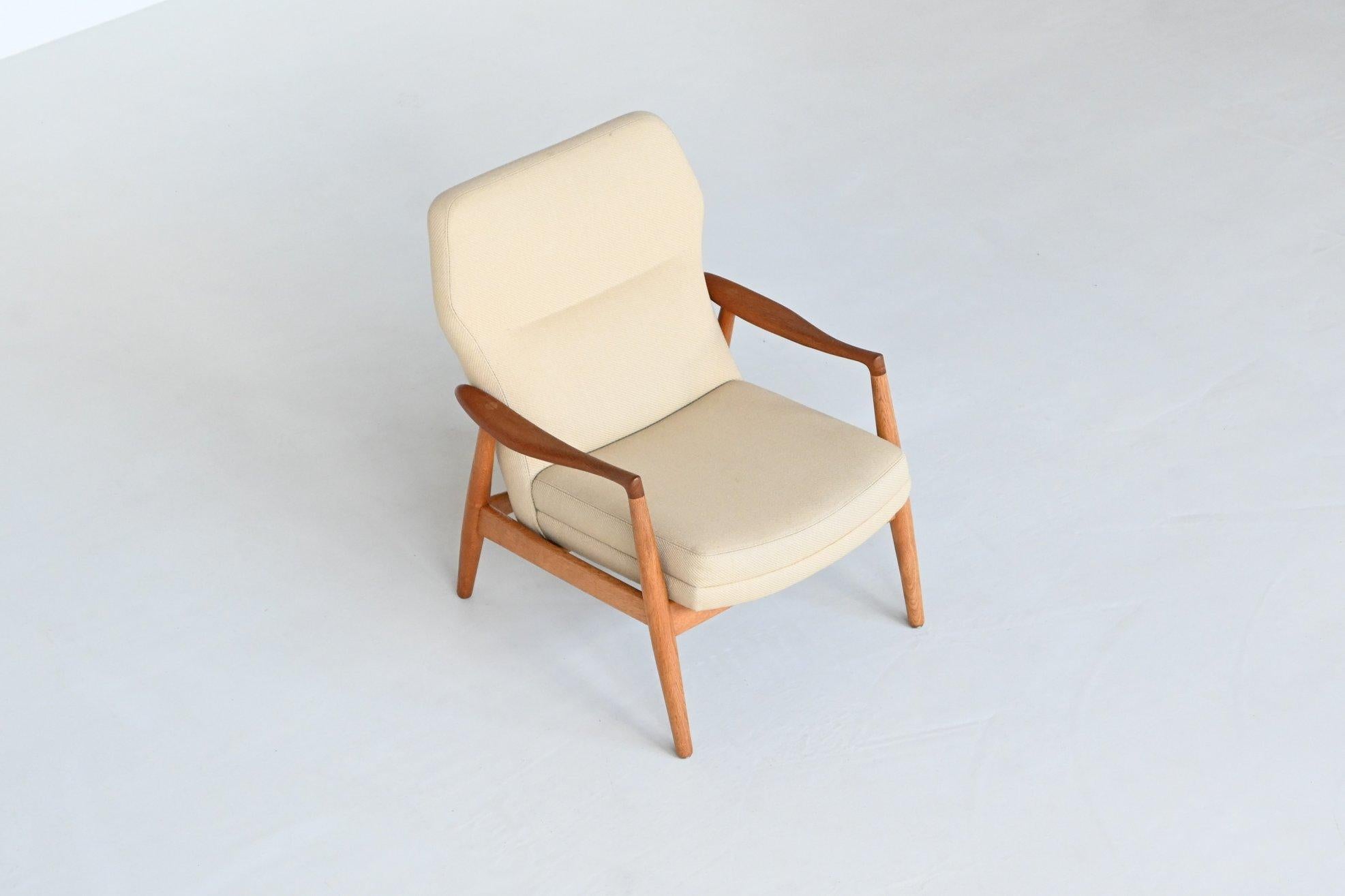 Beautiful shaped lounge chair model Mette designed by Danish designers Arnold Madsen & Henry Schubell and manufactured by Bovenkamp, The Netherlands 1960. This low back ladies chair has a solid oak wooden frame and teak wooden arm rests. The frame