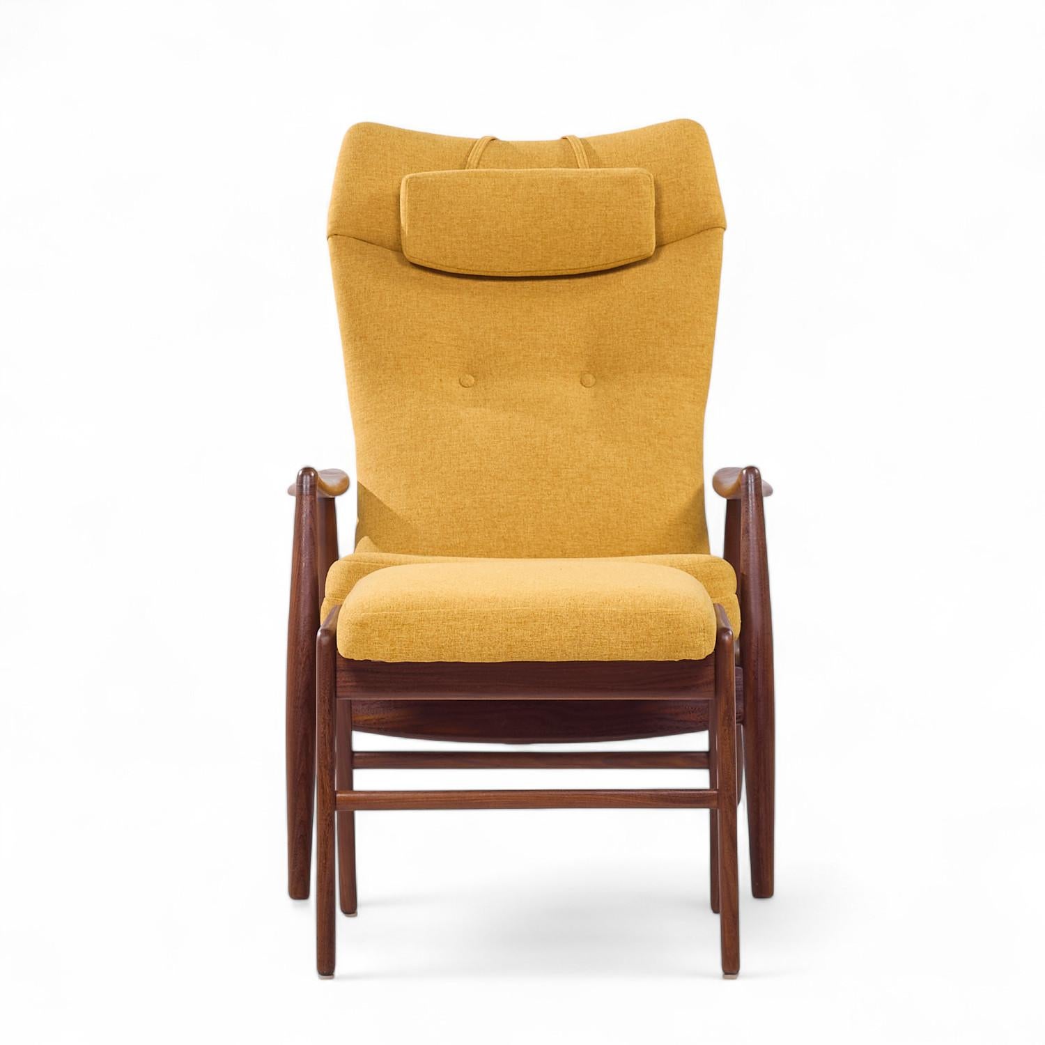 Madsen & Schubell MS20 Chaise longue inclinable en teck danoise du milieu du siècle et ottoman

La chaise mesure : 26,5 de large x 33 de profond x 39,25 de haut, avec une hauteur d'assise de 16,5 pouces et une hauteur d'accoudoir de 21,25 pouces.
Le