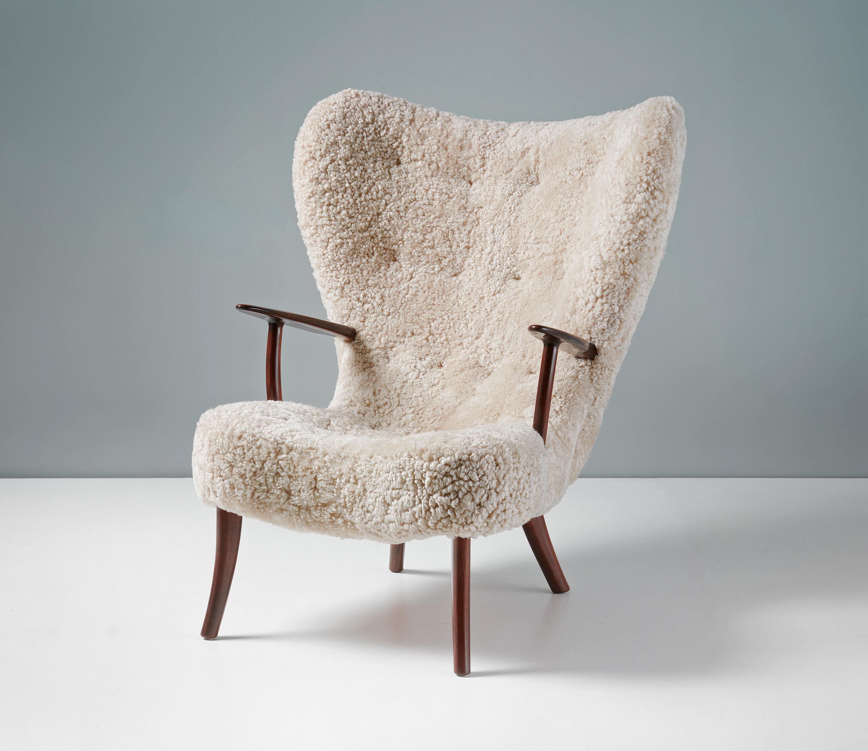 Arnold Madsen & Herny Schubell - La chaise et le tabouret Pragh

La chaise Pragh est une pièce emblématique du design danois de la période dorée du milieu des années 1950. Le Pragh est le deuxième chef-d'œuvre de Madsen & Schubell's, peu après le
