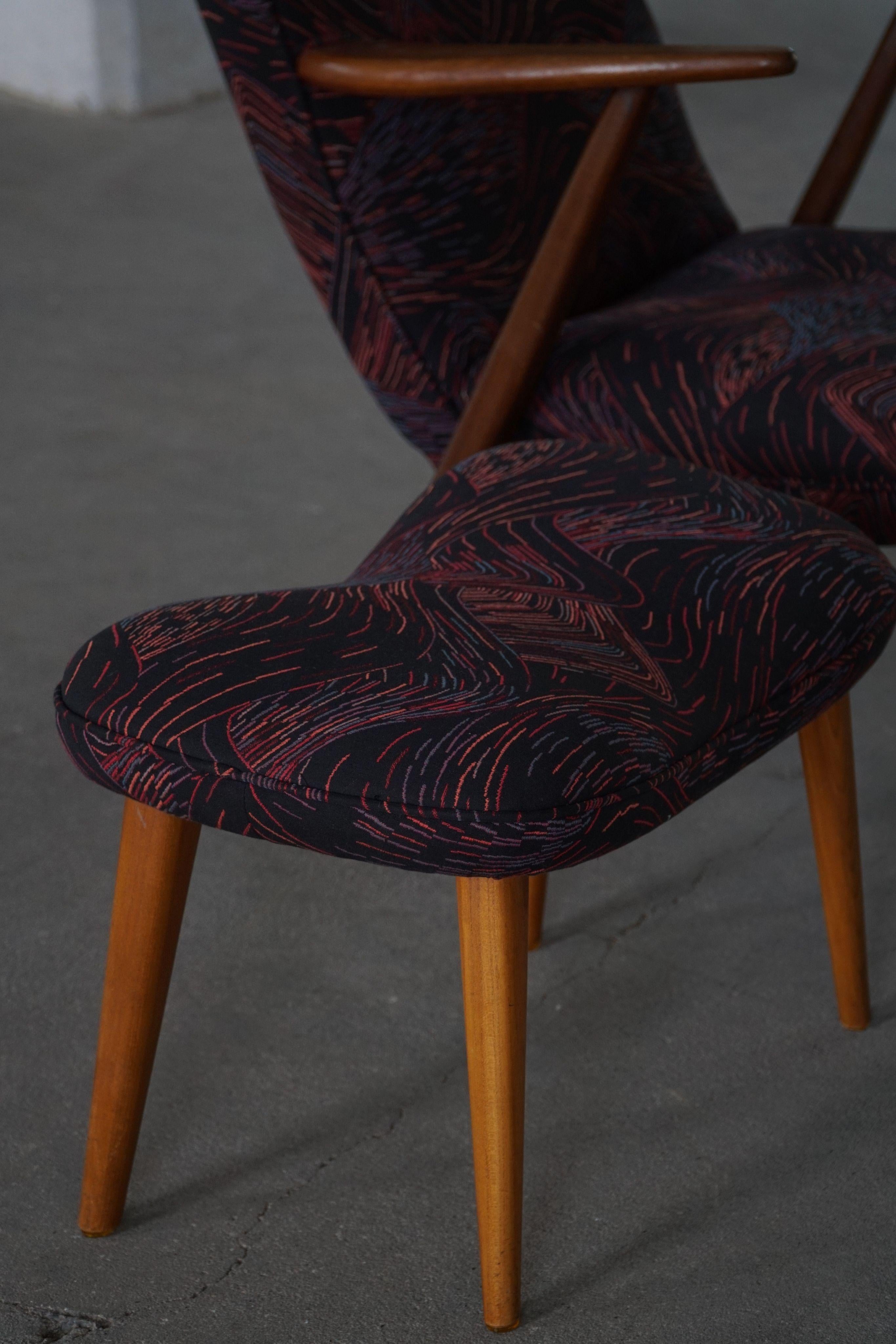 Madsen & Schubell, Ohrensessel und Hocker aus Teakholz, neu gepolstert, 1950er Jahre (Stoff) im Angebot
