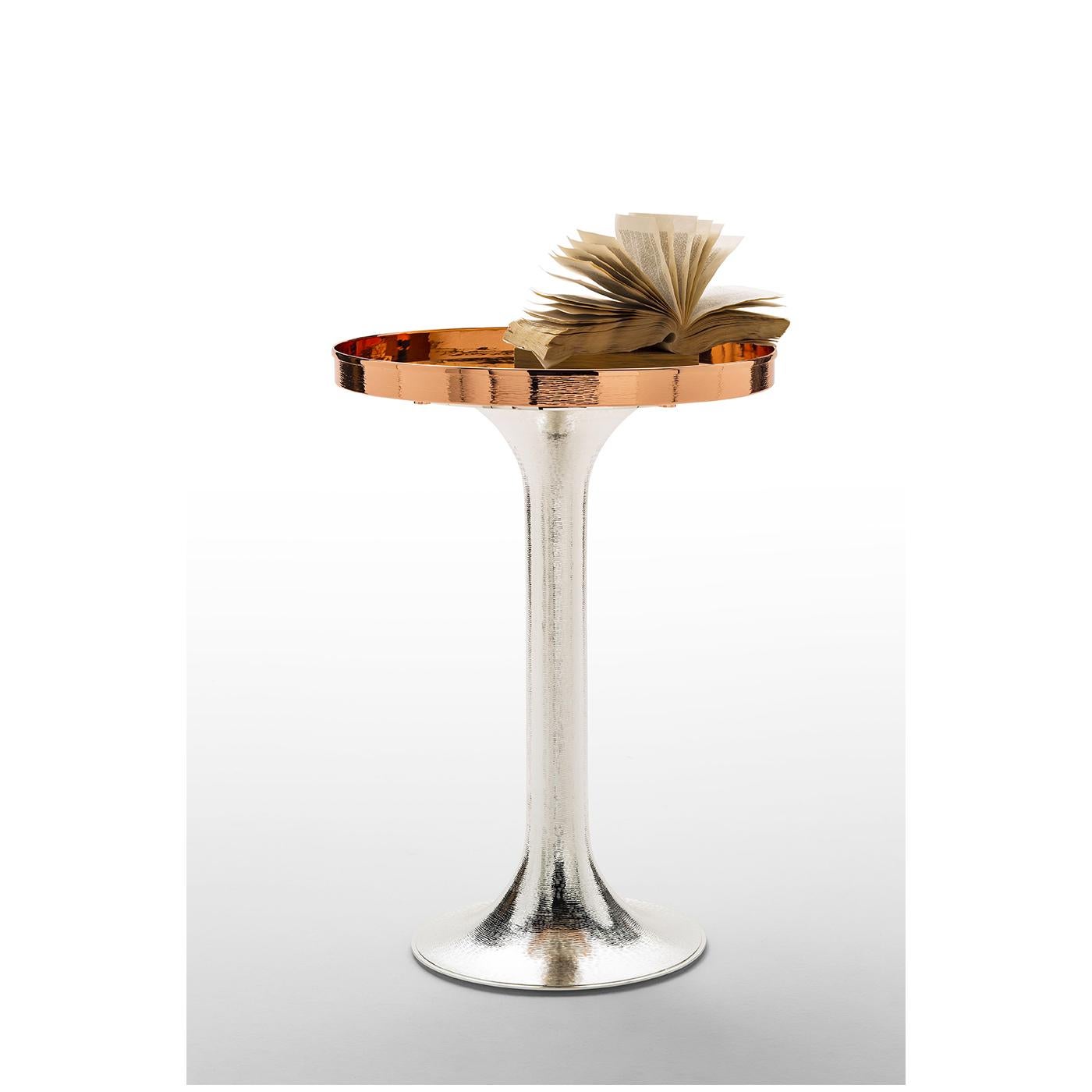 Combining a Minimalist design and refined craftsmanship, this exquisite side table comprises a silver base and a copper top in the shape of a tray. Boasting a shiny, mirrored finish, it will imbue an interior space with sophistication, thanks to its