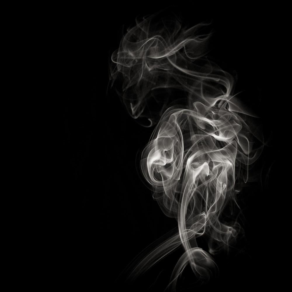 MAE Curates Black and White Photograph – 40x40" Rauchlicht spielende abstrakte Fotografie - Monochromatic Series