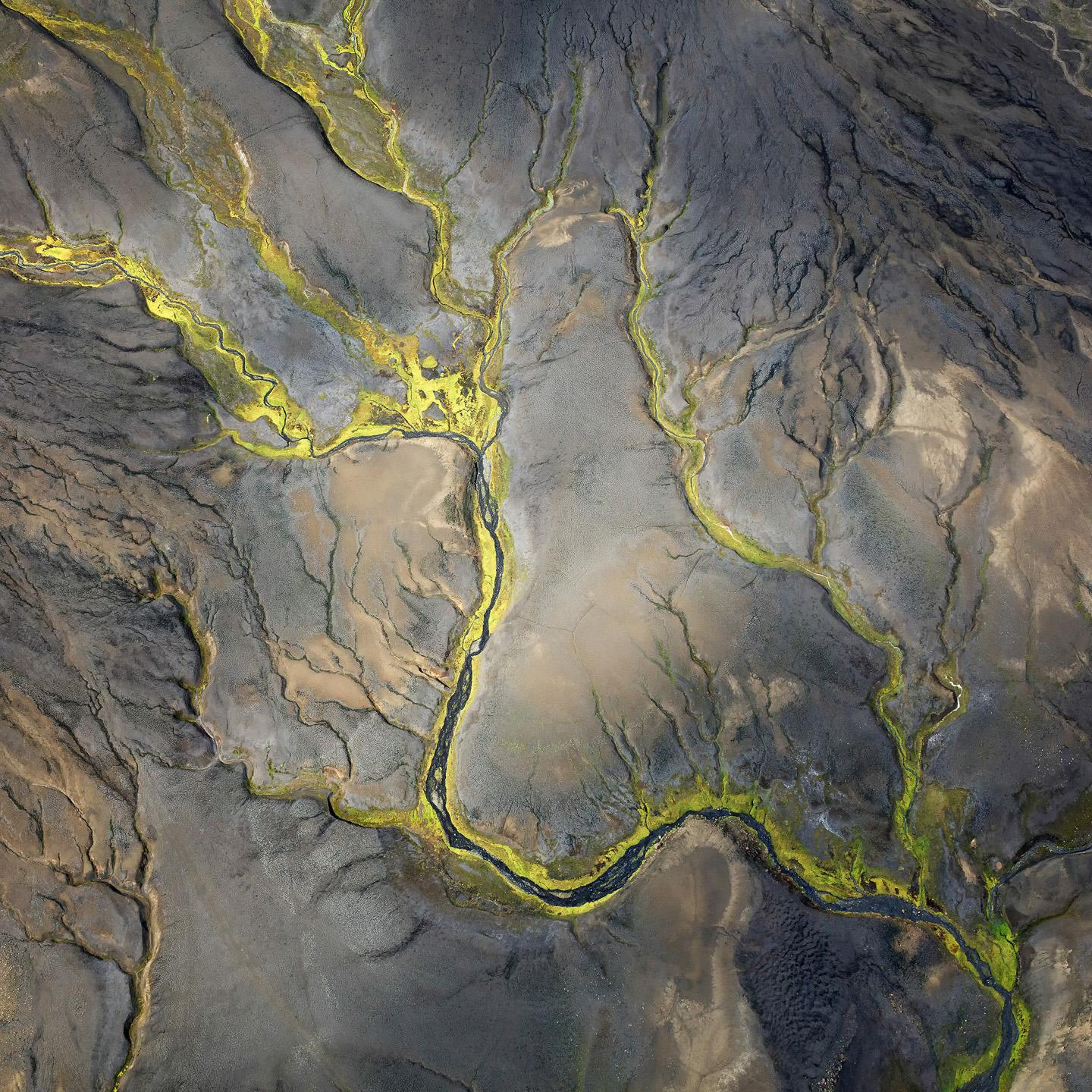 MAE Curates Abstract Photograph – 40x40in. Luftaufnahme von Erde, Land, Meer und Meer  -  Island, LF 2,  ungerahmter Druck