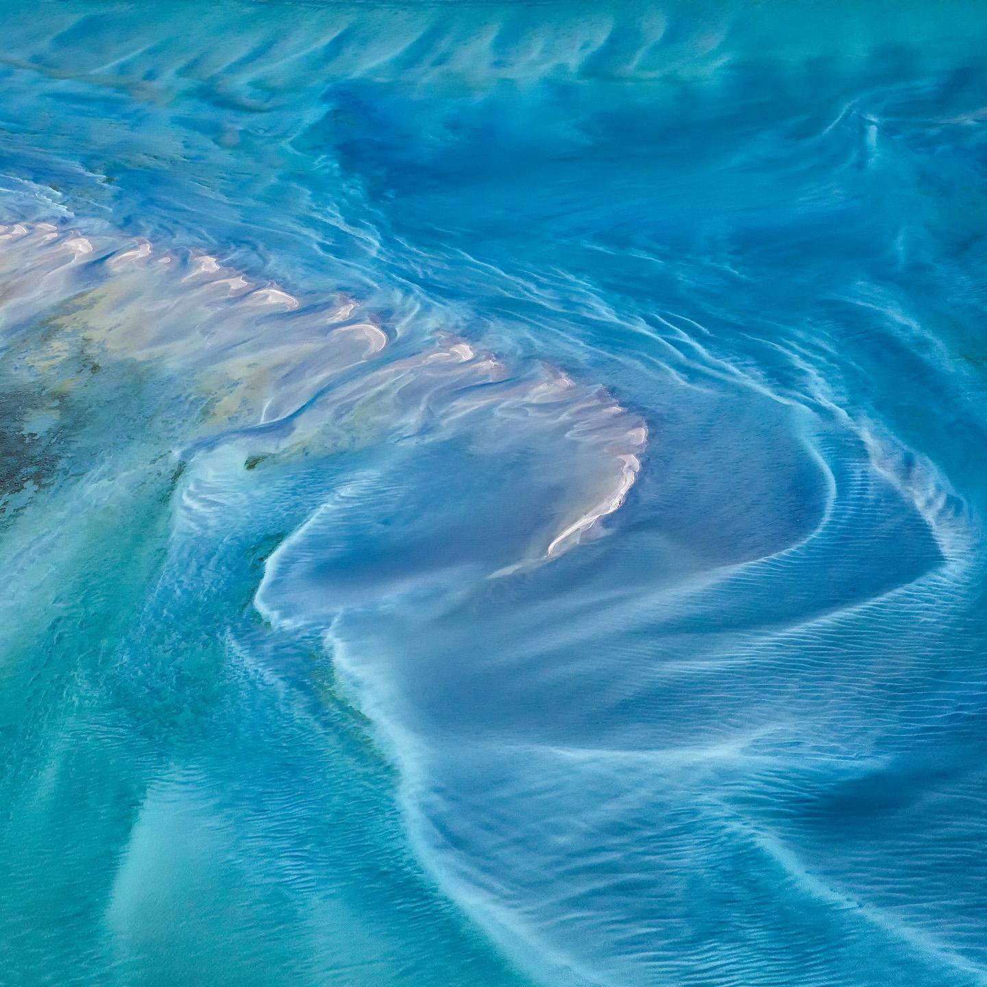 MAE Curates Landscape Photograph – 40x40in. Luftaufnahme von Erde, Land, Meer und Meer –  Flow 19 SB, ungerahmter Druck
