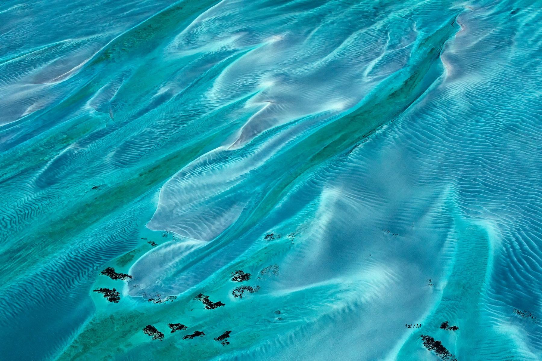47.2x63in. Luftaufnahmen von Erde, Land und Meer –  Meer F8 – Photograph von MAE Curates