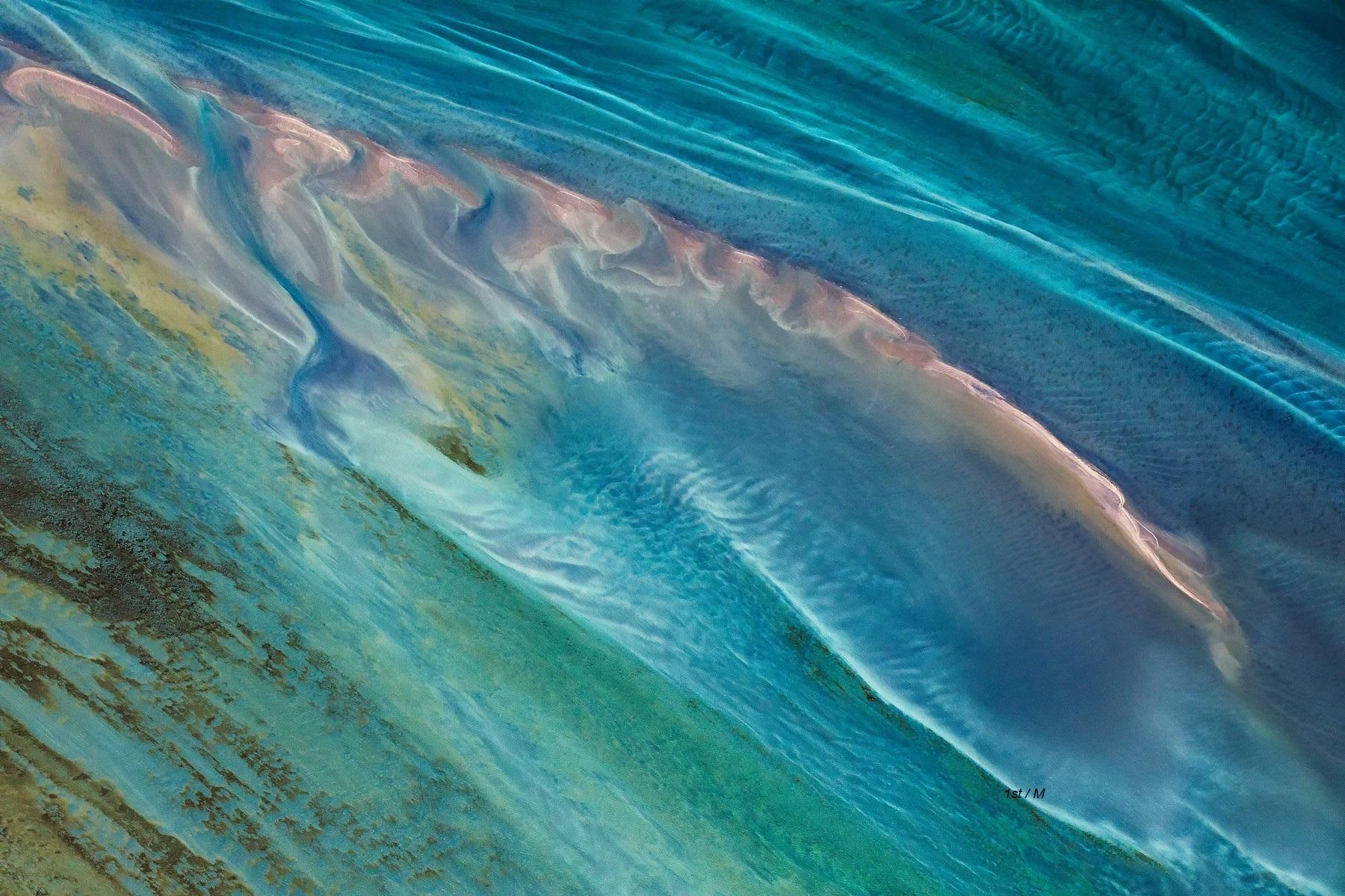 47.2x63in. Photographie aérienne de la terre, de la terre et de la mer, non encadrée en vente 3