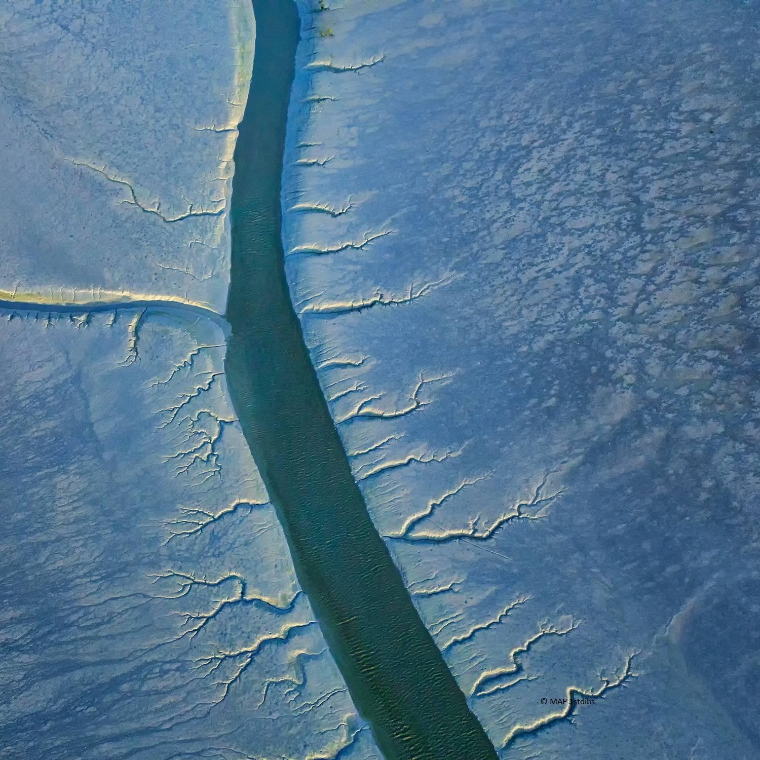 30x30in. Photographie aérienne de la terre, de la terre et de la mer -SB 04 - Bleu Landscape Photograph par MAE Curates