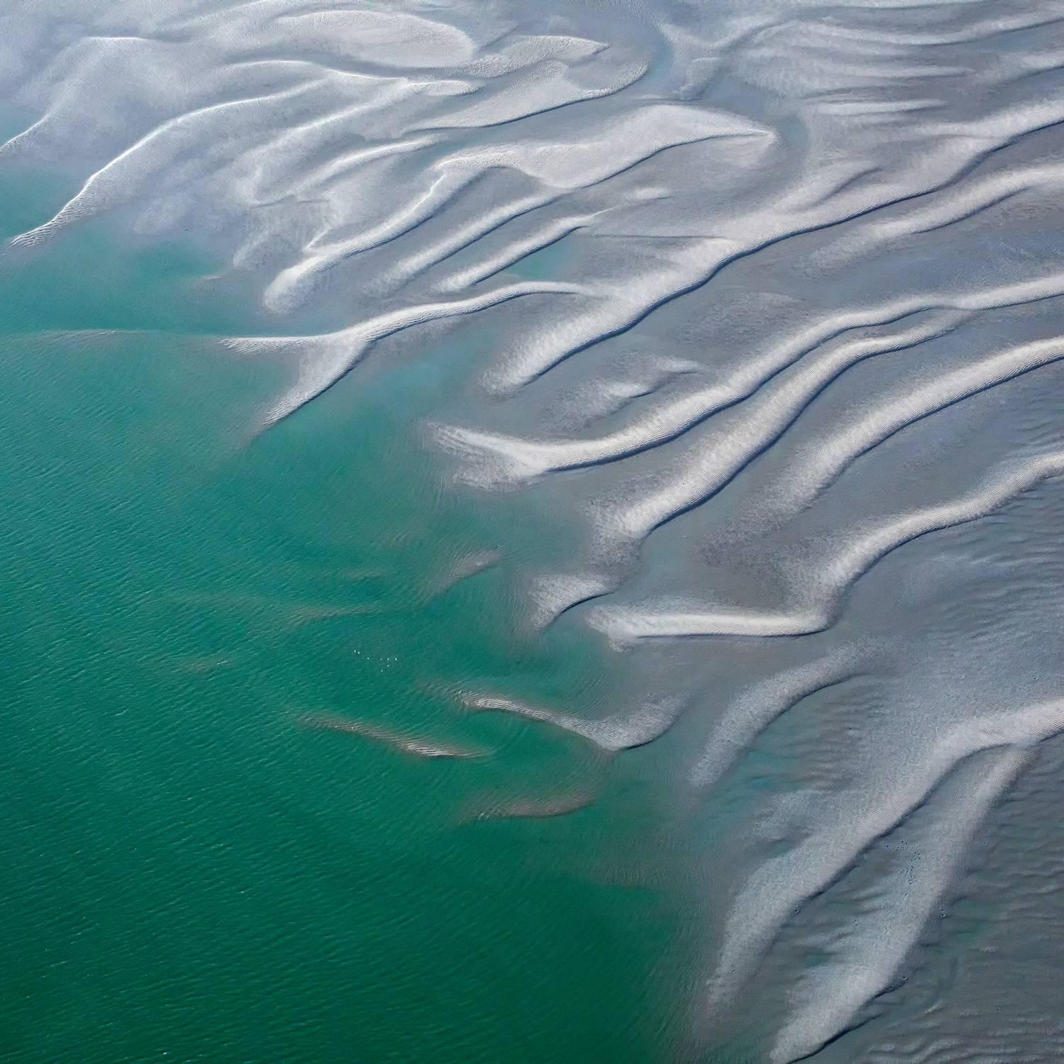 Photographie aérienne de la terre, de la terre et de la mer - Art abstrait de la terre -SB 07 - Bleu Abstract Photograph par MAE Curates