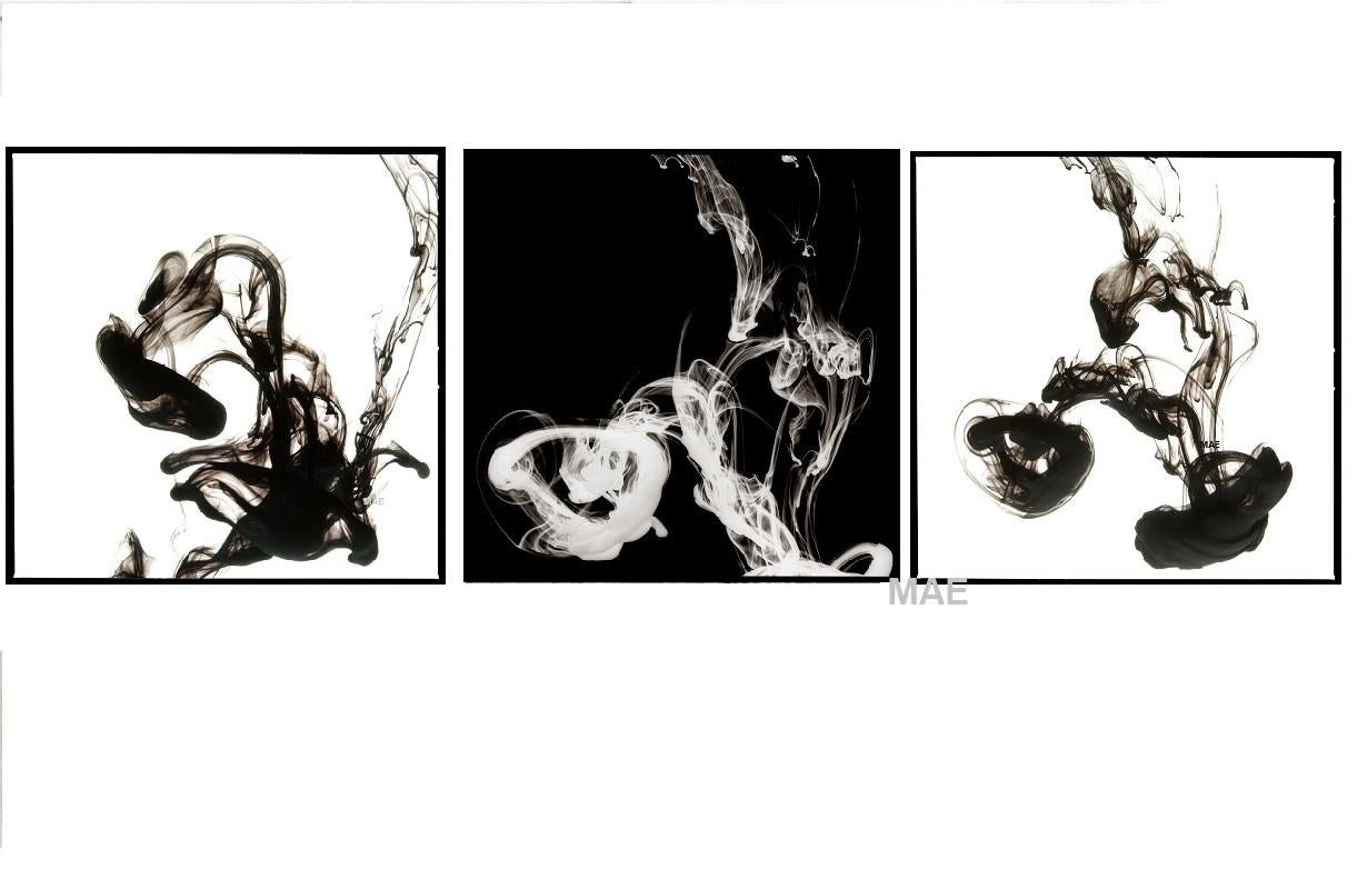 Kunstfotografie – fließende Ringe der Sultry I (56 x 56 Zoll) (Schwarz), Black and White Photograph, von MAE Curates