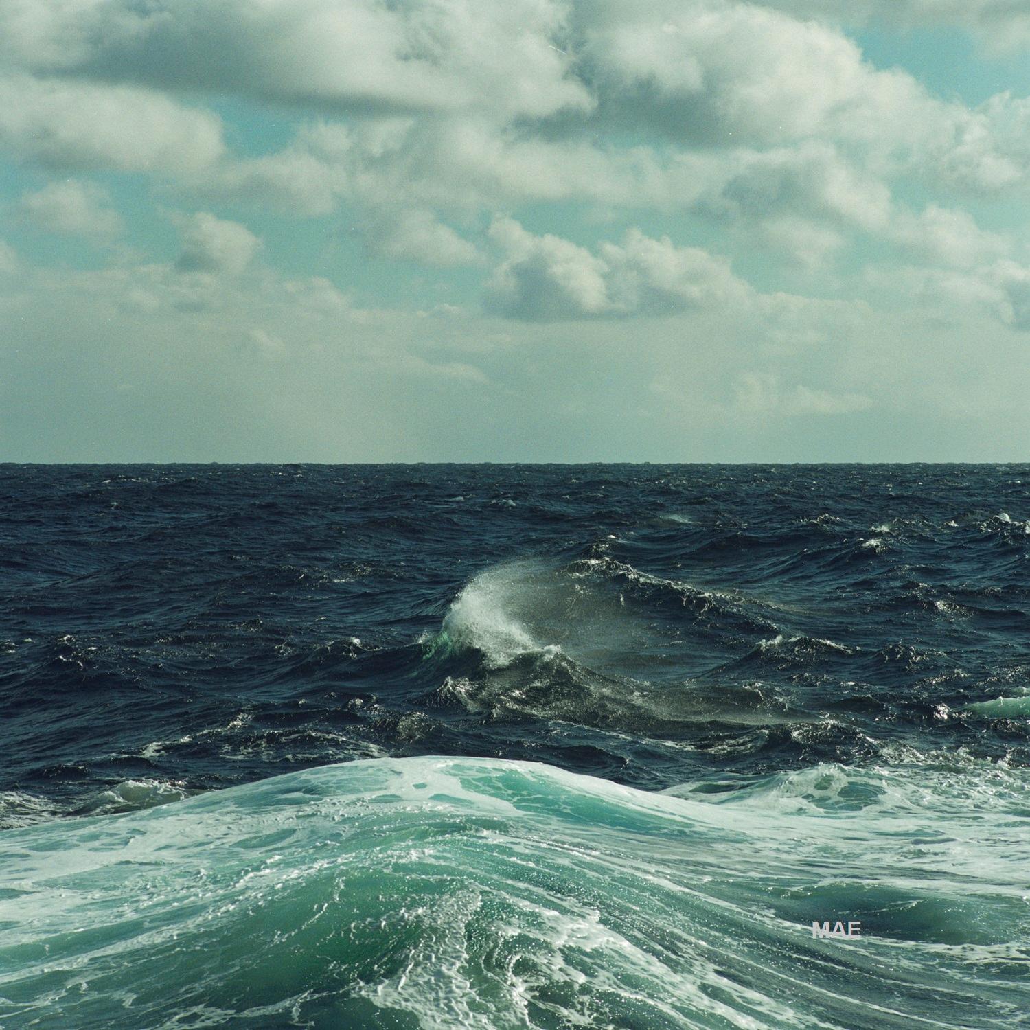 MAE Curates Landscape Photograph – Atlantic Ocean Series – Seri. #12 (Ausgabe von 20) – Kunstfotografie – ungerahmt