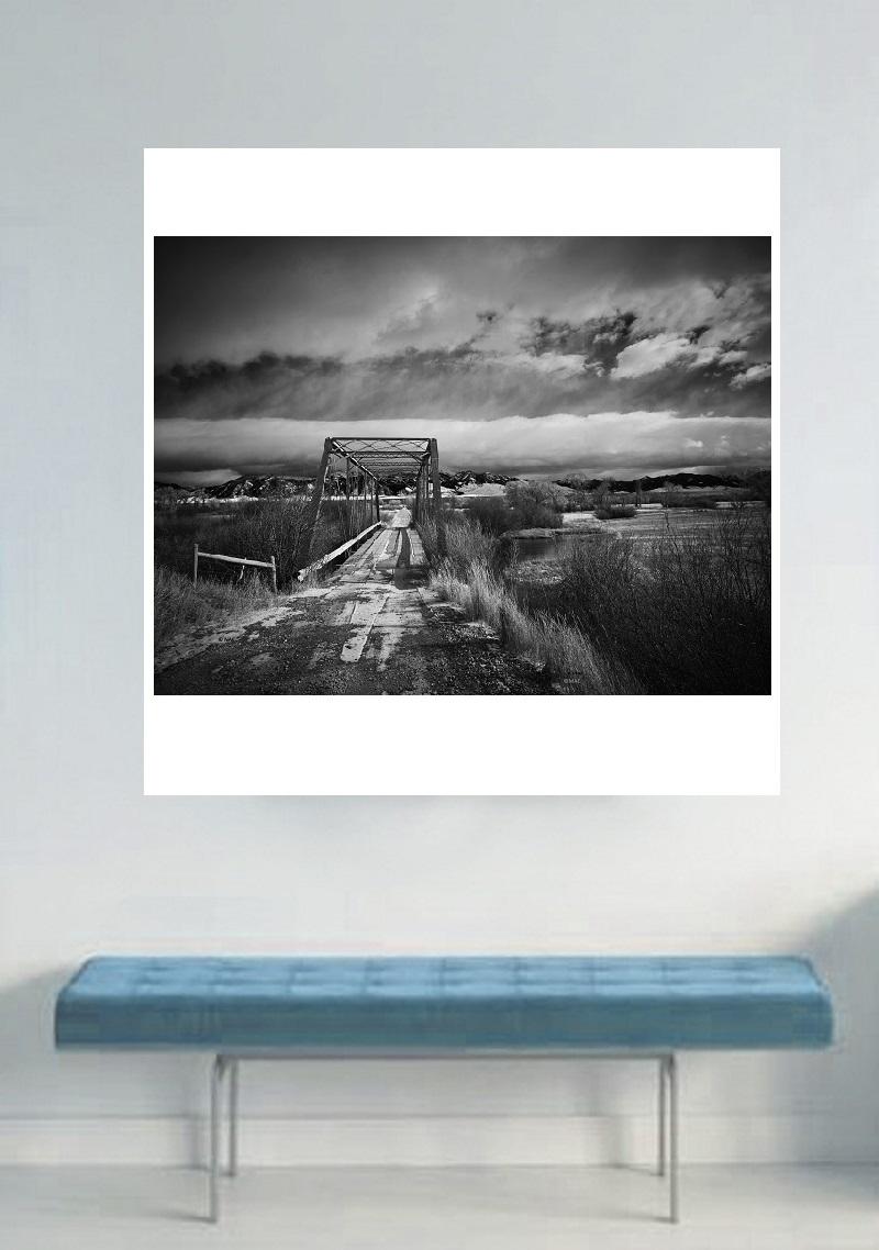 Se trata de una hermosa serie de fotografías contemporáneas en blanco y negro y en color de los grandes paisajes estadounidenses, dibujados desde el Medio Oeste hasta los famosos parques nacionales: Yosemite, Yellowstone, etc. Hemos comisariado esta