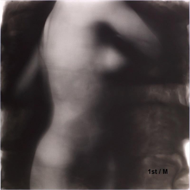 MAE Curates Black and White Photograph – 30x30" Schwarz-Weiß-Aktfotografie – Nude n.2