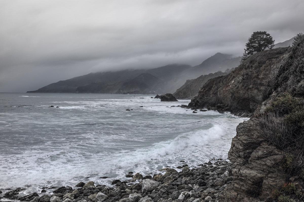 Kalifornische Küste, Pazifischer Ozean -No. 3 - Rückmontiert  - bereit zur Installation  (Grau), Landscape Photograph, von MAE Curates