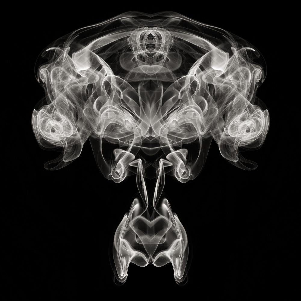 MAE Curates Black and White Photograph – Abstrakte Fotografie mit Rauchlichtspiel – Monochromie
