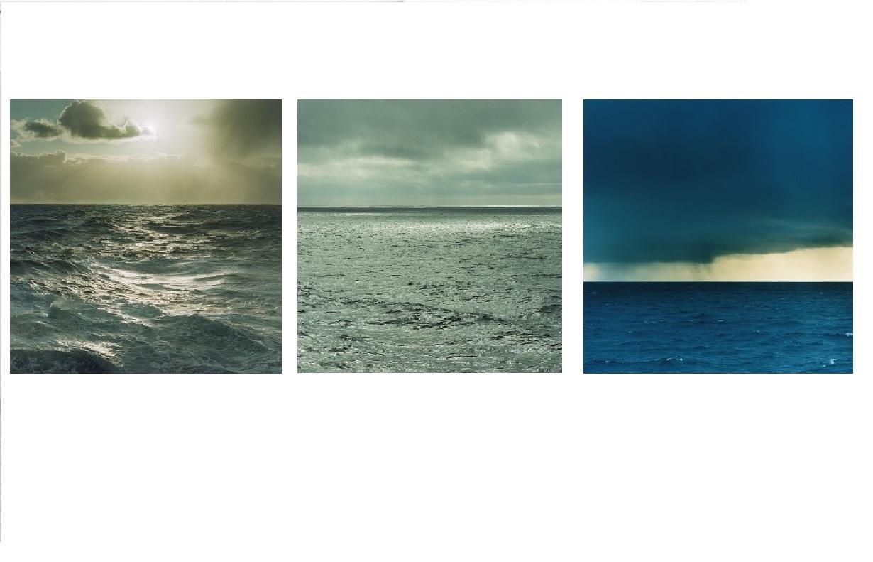 Fotografie - Serie Atlantic Ocean - #1 - Ozean, Wasser, Landschaft, Natur (Blau), Color Photograph, von MAE Curates