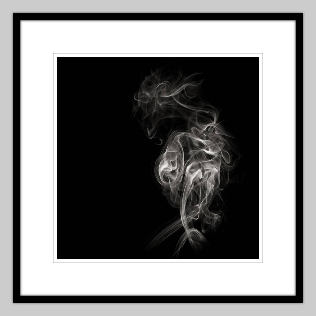 Smoke – abstrakte Fotografie, mattiert, bereit zum Einrahmen (Zeitgenössisch), Photograph, von MAE Curates