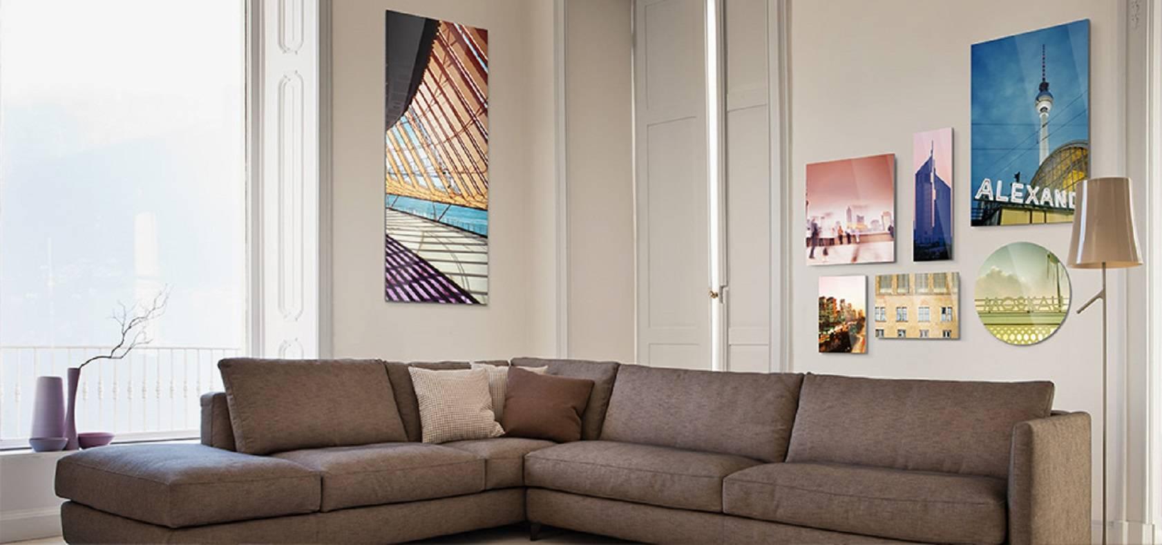 Lebendig – in Acryl gefasst – GRÖSSE (Rot), Abstract Photograph, von MAE Curates