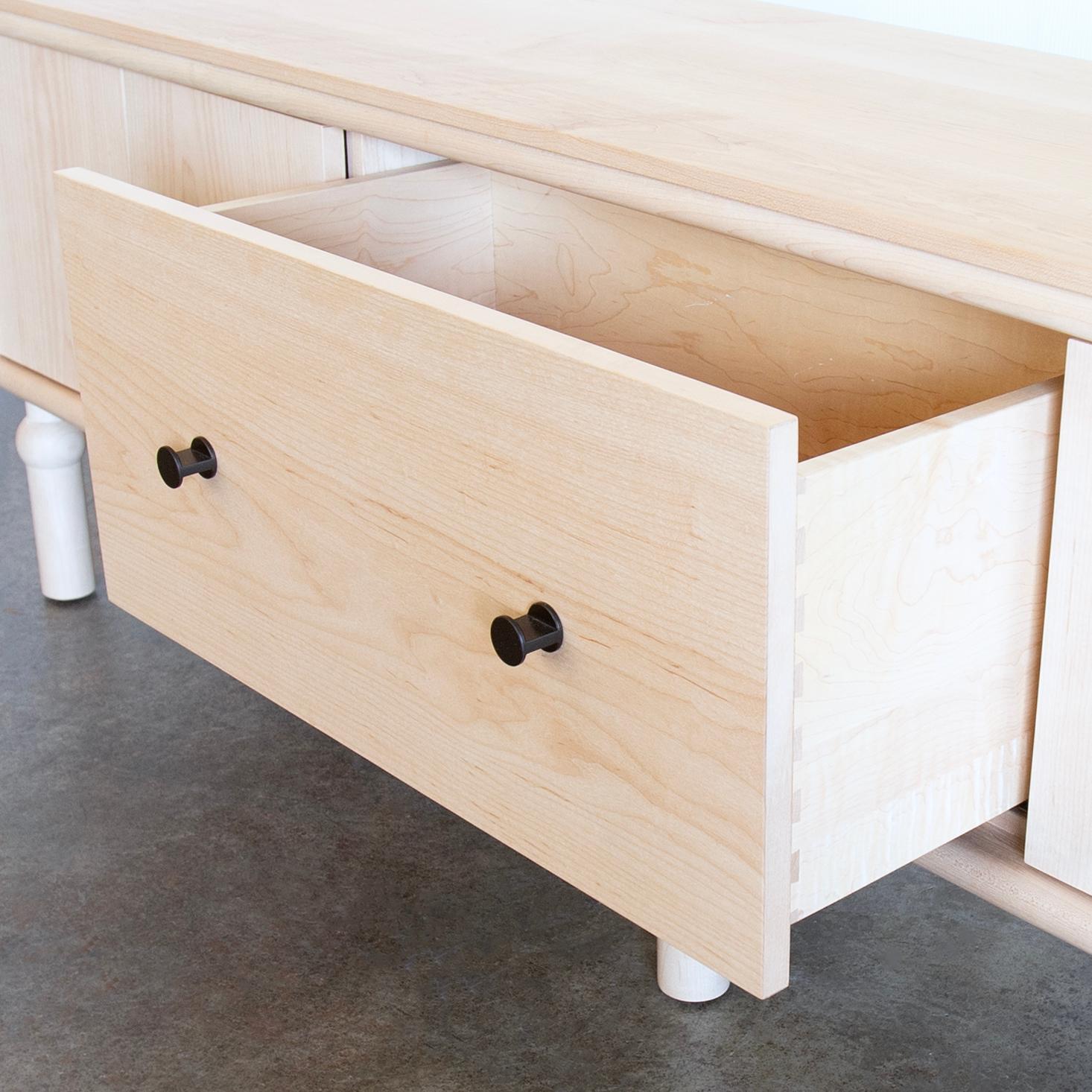 Spazzolato Mobile multimediale moderno in legno massiccio Mae Low in vendita