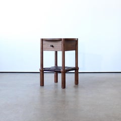 Mae Moderner Beistelltisch aus Massivholz und Leder von Crump and Kwash