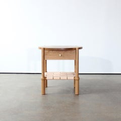 Table d'appoint moderne Mae en bois massif et cuir de Crump and Kwash