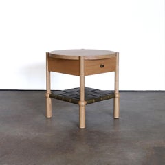 Mesa auxiliar moderna Mae de madera maciza y cuero by Crump and Kwash