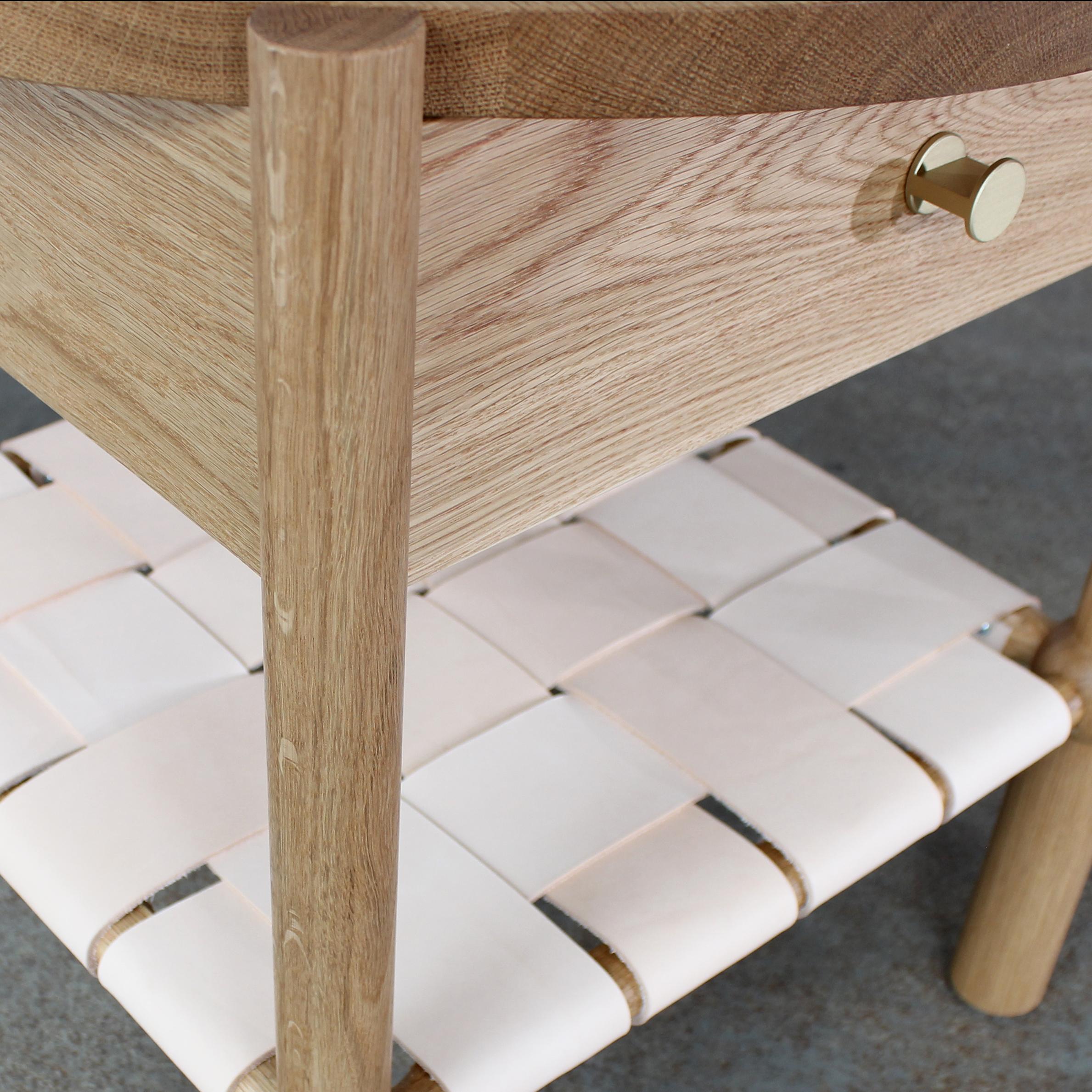 Moderne Table d'appoint moderne Mae en bois massif et cuir de Crump and Kwash en vente