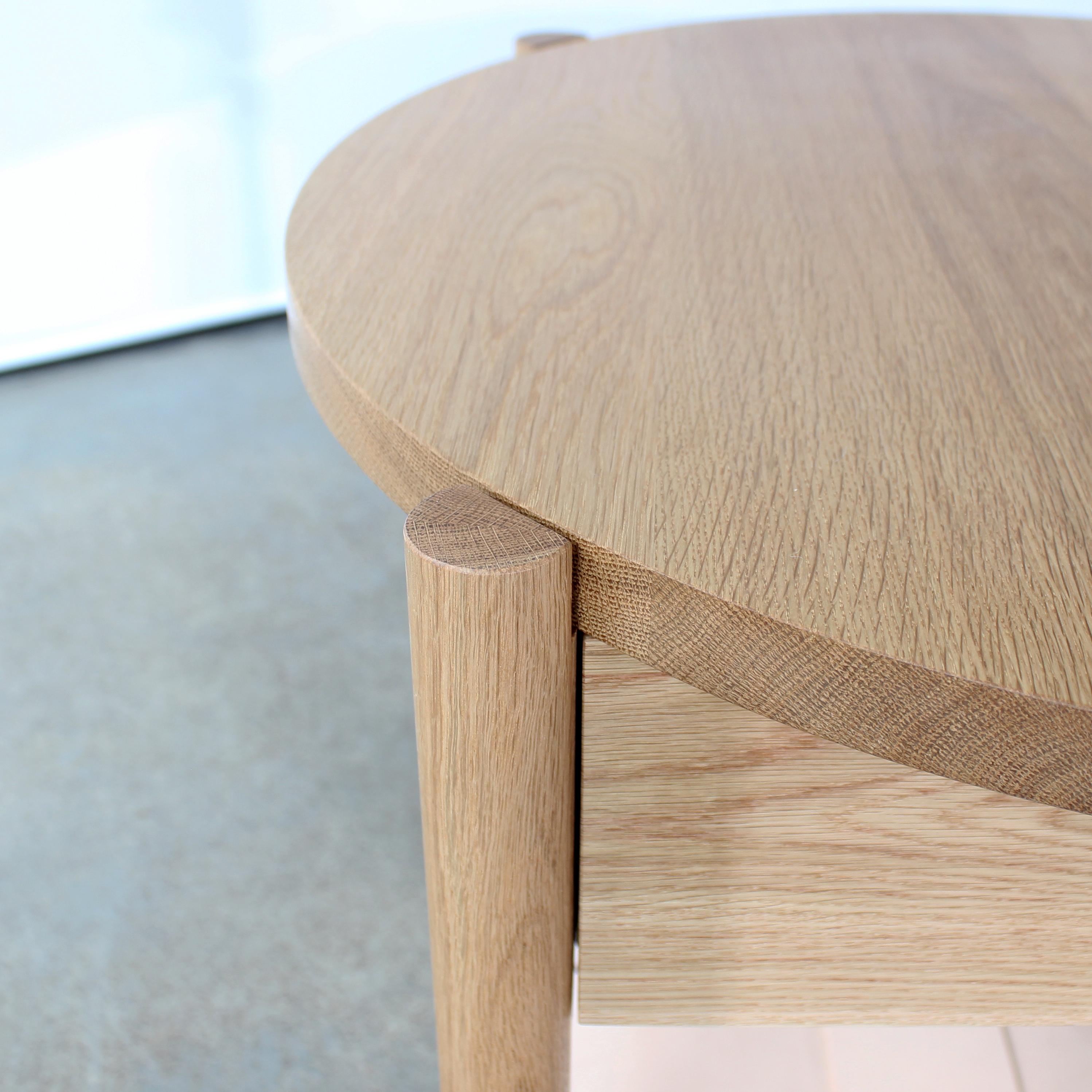 Américain Table d'appoint moderne Mae en bois massif et cuir de Crump and Kwash en vente