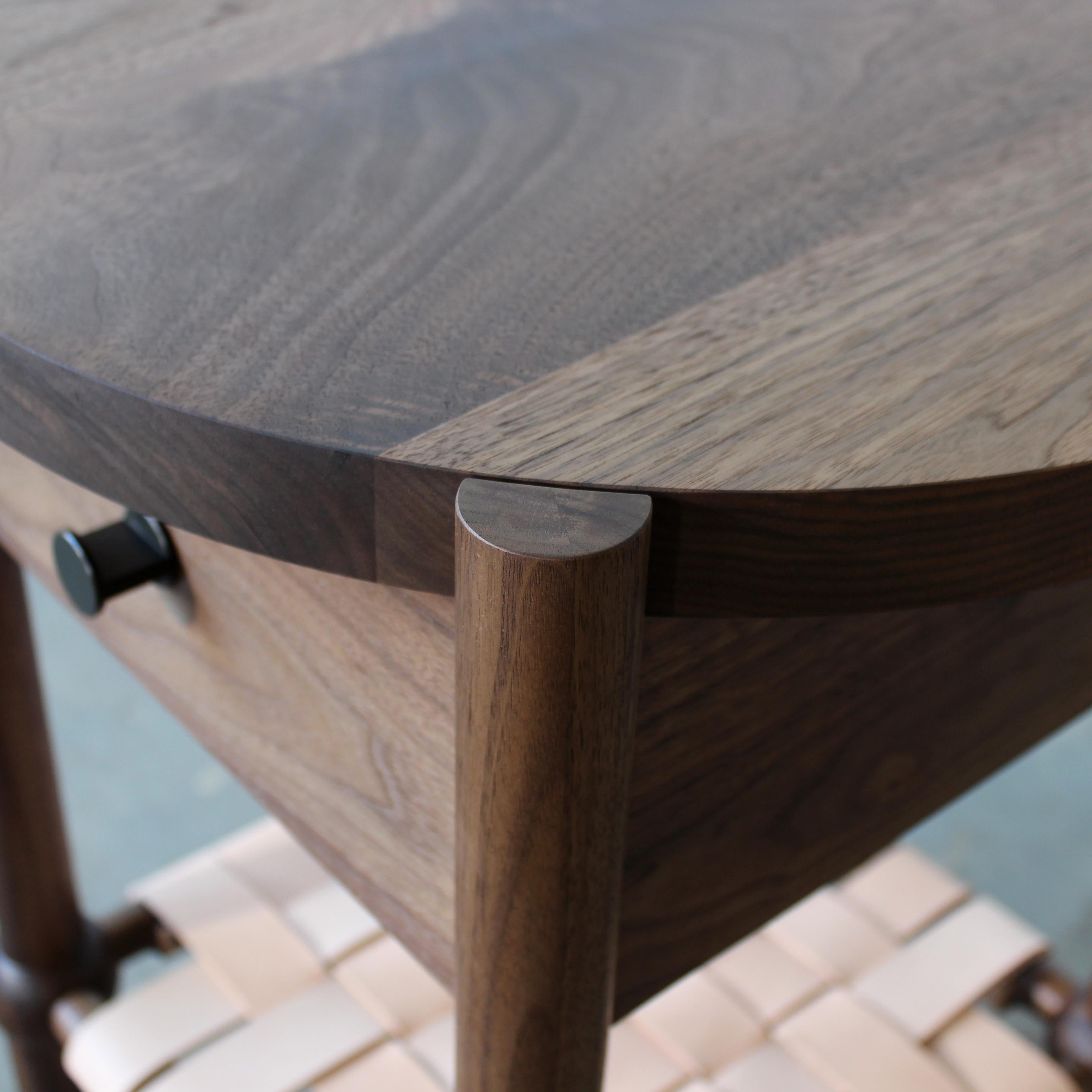 Table d'appoint moderne Mae en bois massif et cuir de Crump and Kwash Neuf - En vente à Baltimore City, MD