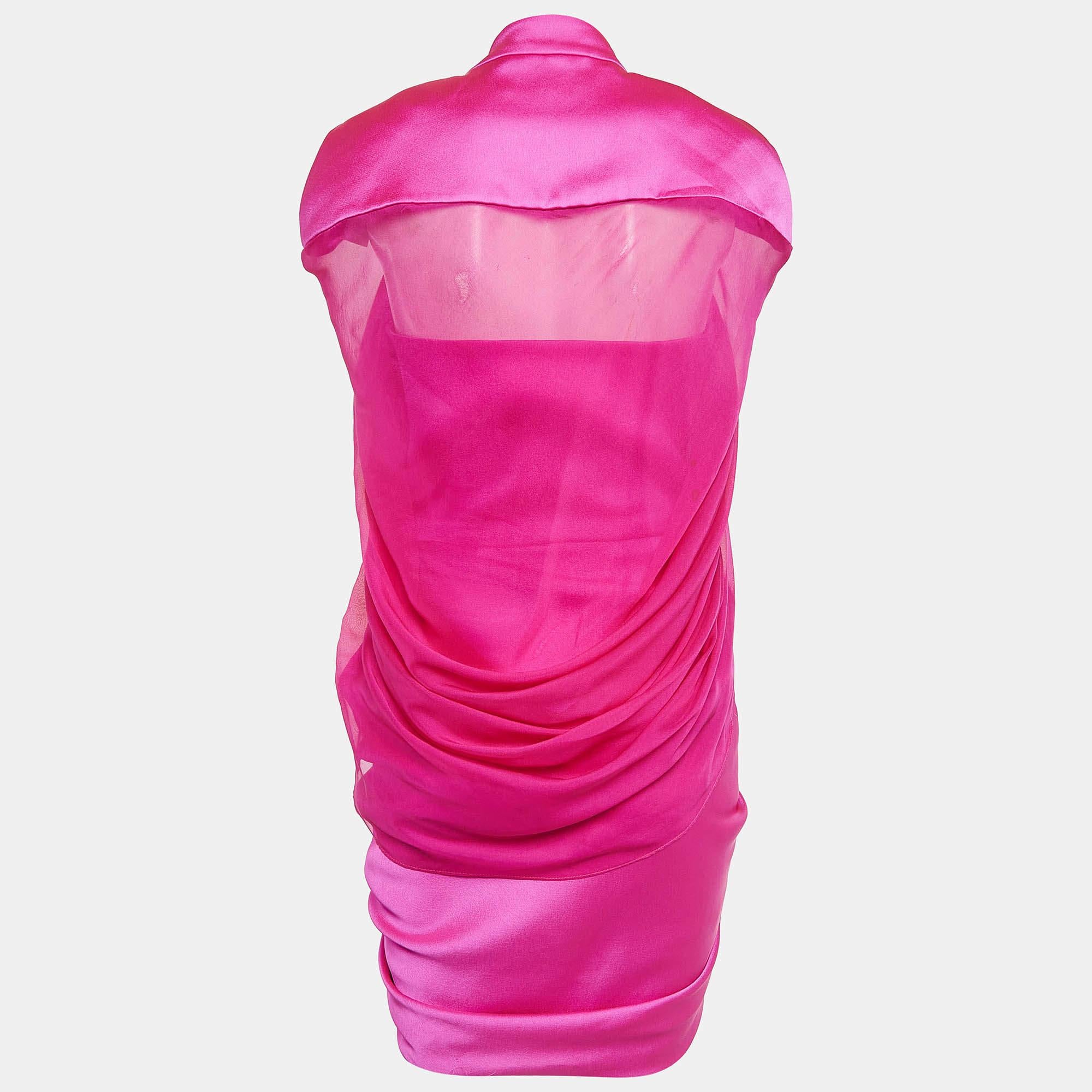Mit diesem rosa Kleid von M.A.E. bist du bereit für deine nächste Party. Das sorgfältig gearbeitete Satinkleid wird durch ein atemberaubendes Cape ergänzt.