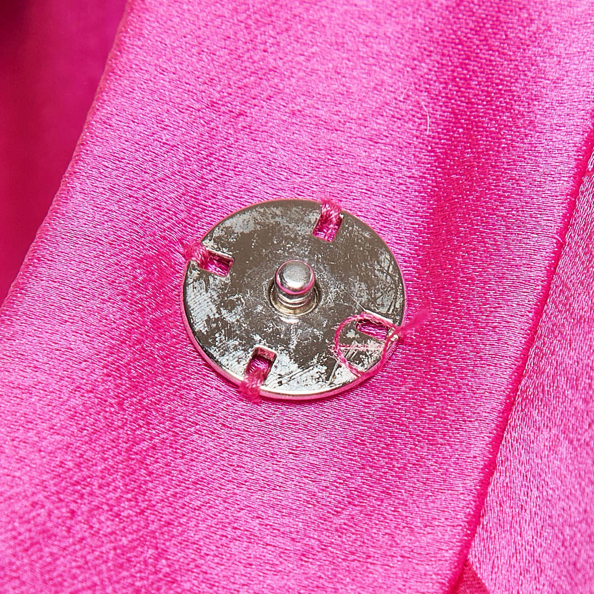 M.A.E Rosa Satin und Chiffon gerafftes Generationskleid mit Cape S im Zustand „Gut“ im Angebot in Dubai, Al Qouz 2