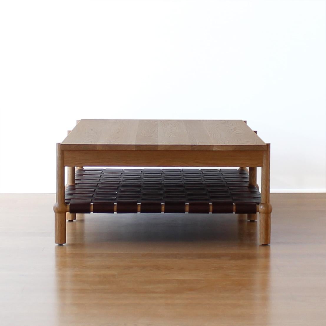 Moderne Table basse moderne Mae en bois massif et cuir tissé de Crump and Kwash en vente