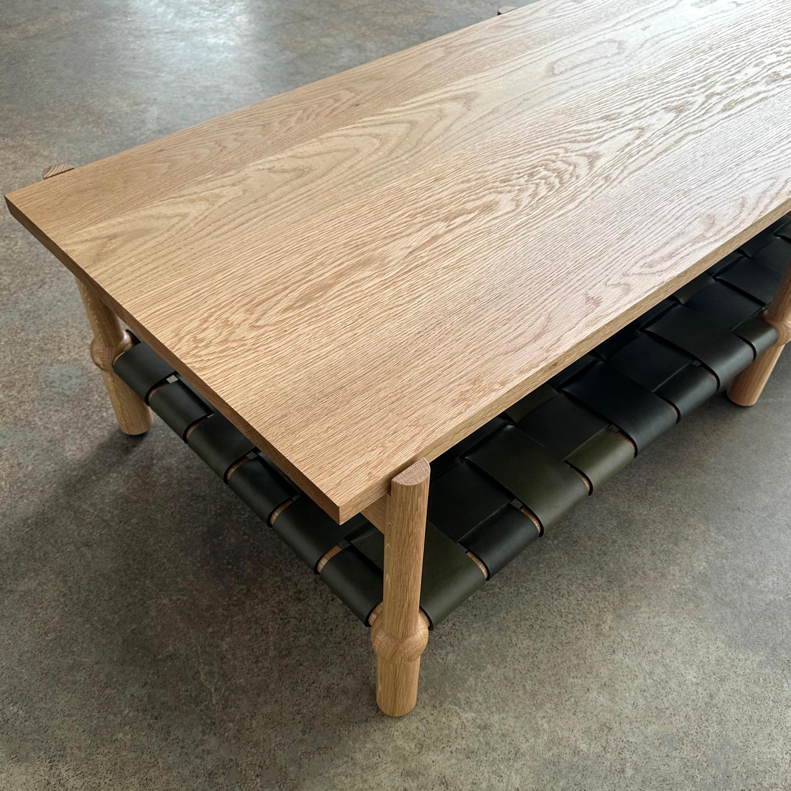 XXIe siècle et contemporain Table basse moderne Mae en bois massif et cuir tissé de Crump and Kwash en vente