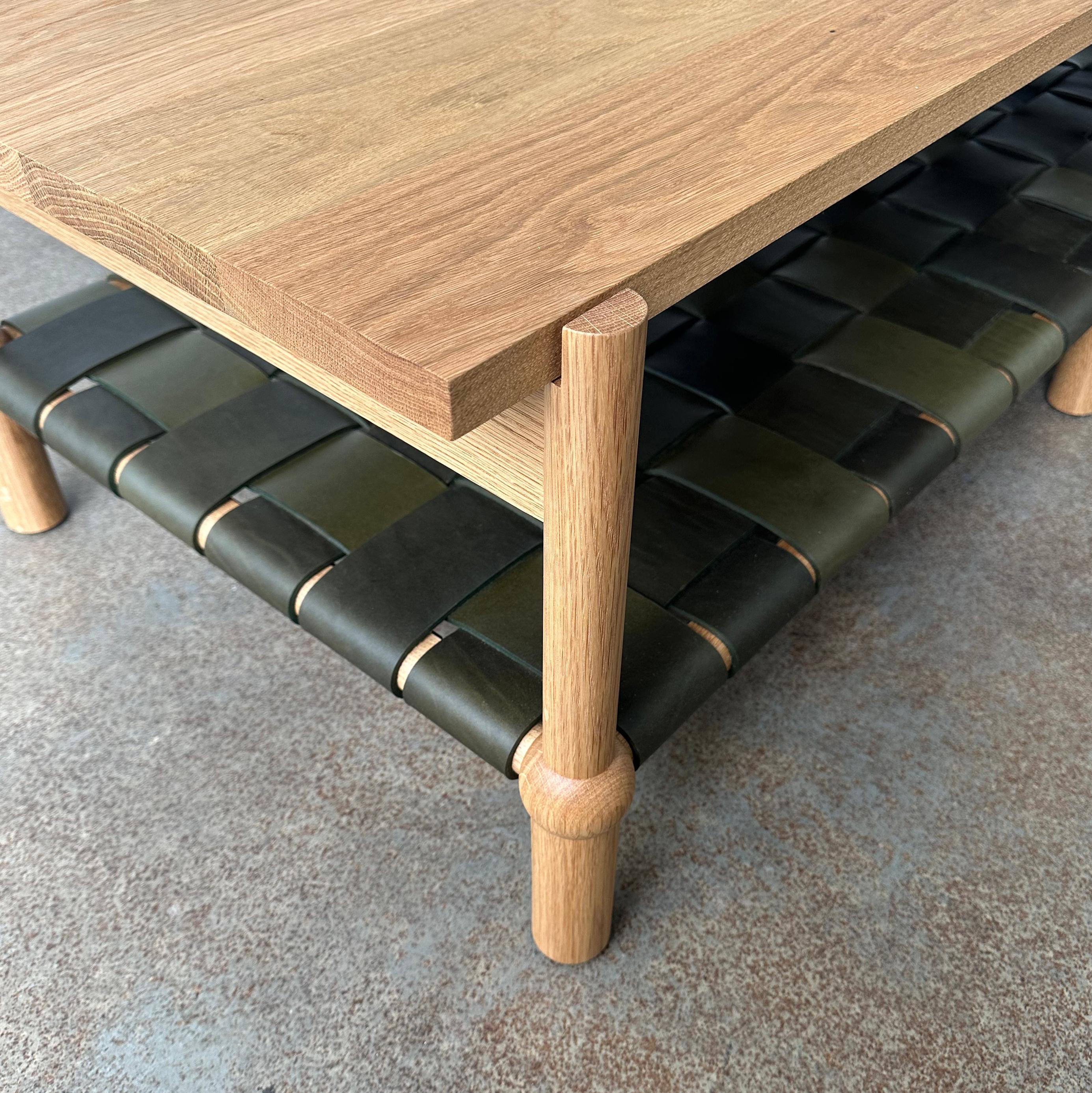 Cuir Table basse moderne Mae en bois massif et cuir tissé de Crump and Kwash en vente