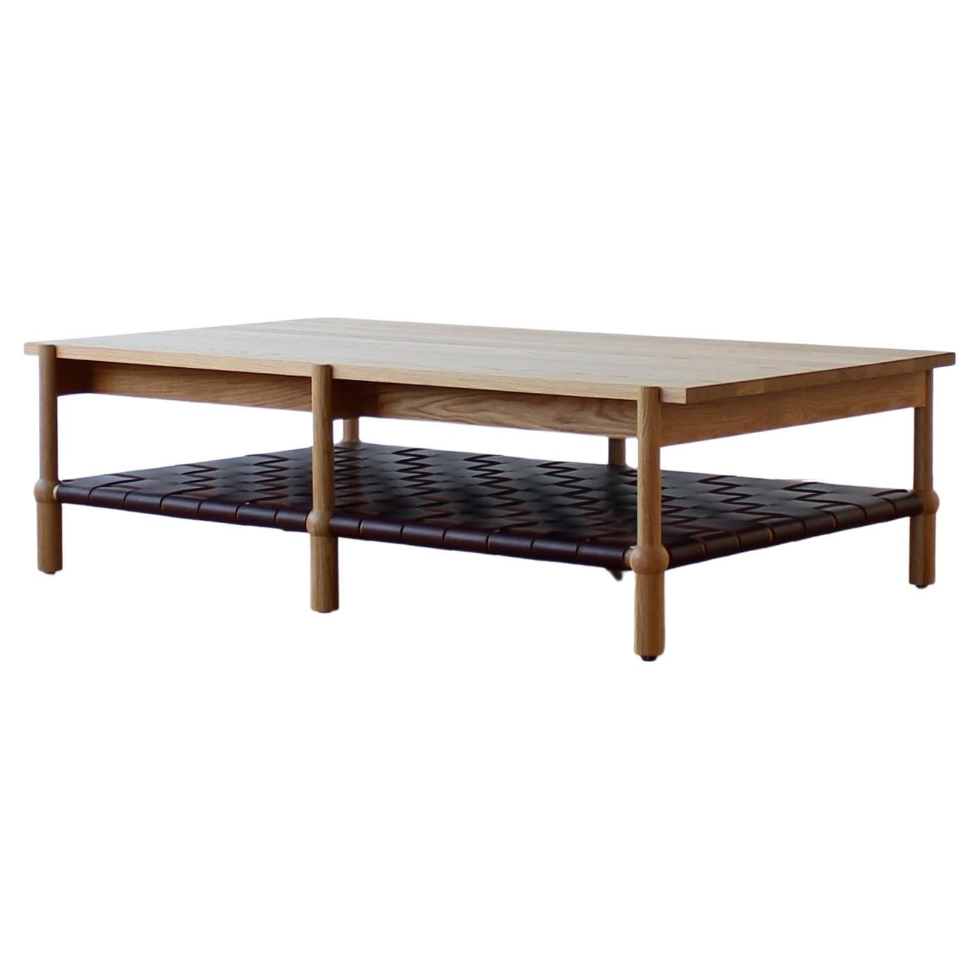 Table basse moderne Mae en bois massif et cuir tissé de Crump and Kwash en vente