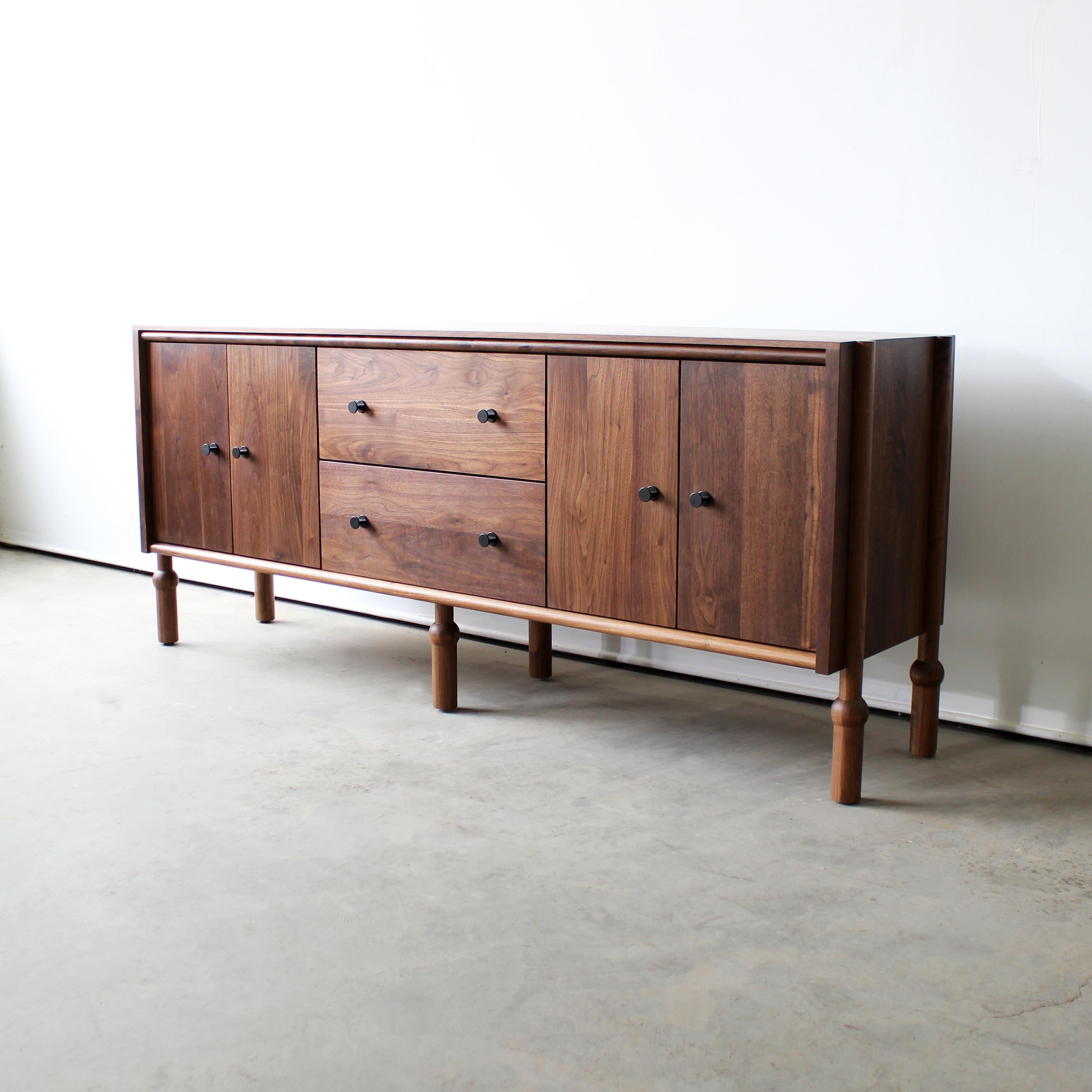 Moderne Crédence, meuble de rangement ou commode en bois massif Mae Mae, par Crump and Kwash en vente