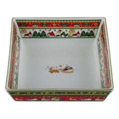 Plat en porcelaine Maebata, Japon, avec motif de Noël. Fin du XXe s.
