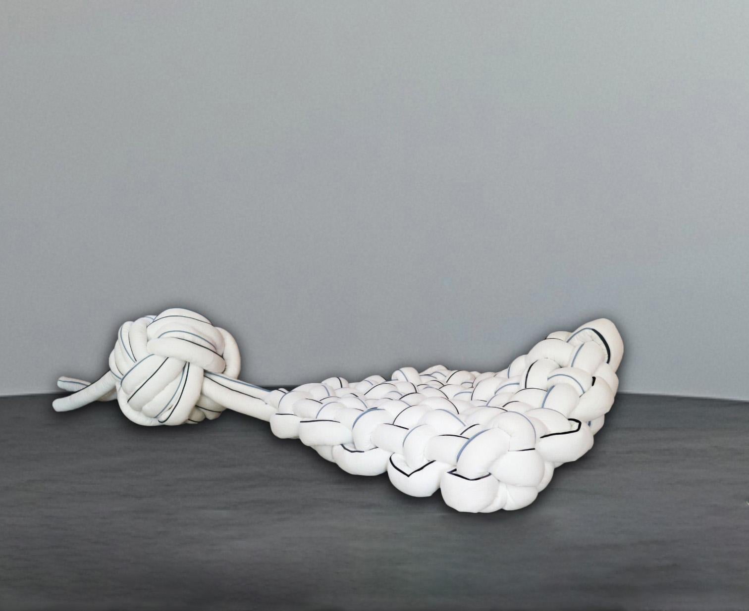 Maeduep : 4x5. Coussin/siège par WKND Lab 
Extrait de la série Tying Wishes 
Coton, coton perlé 
taille : 41.7 x 31.4 x 7.4 in. (18.5)
Couleur : blanc, bleu ciel et doublure marine
Coussin/ siège

<4x5> est un coussin/tabouret multifonctionnel qui