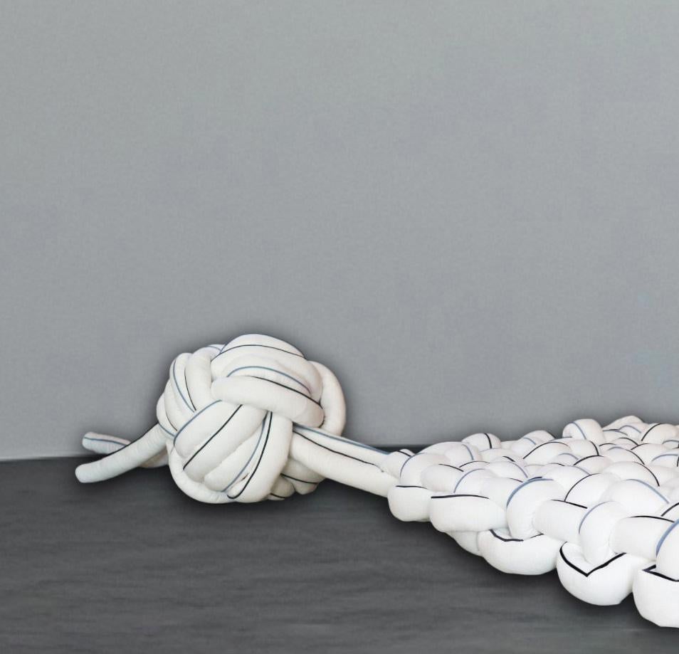 Minimaliste Maeduep. Extrait de la série Tying Wishes  Coussin  Siège en vente
