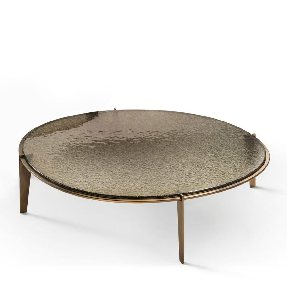 Table basse Maelia avec structure métallique en finition laiton bruni.
Avec plateau en verre fusionné en finition bronzée.
Également disponible sur demande, le plateau en verre fusionné en finition smockée.
Également disponible sur demande avec un