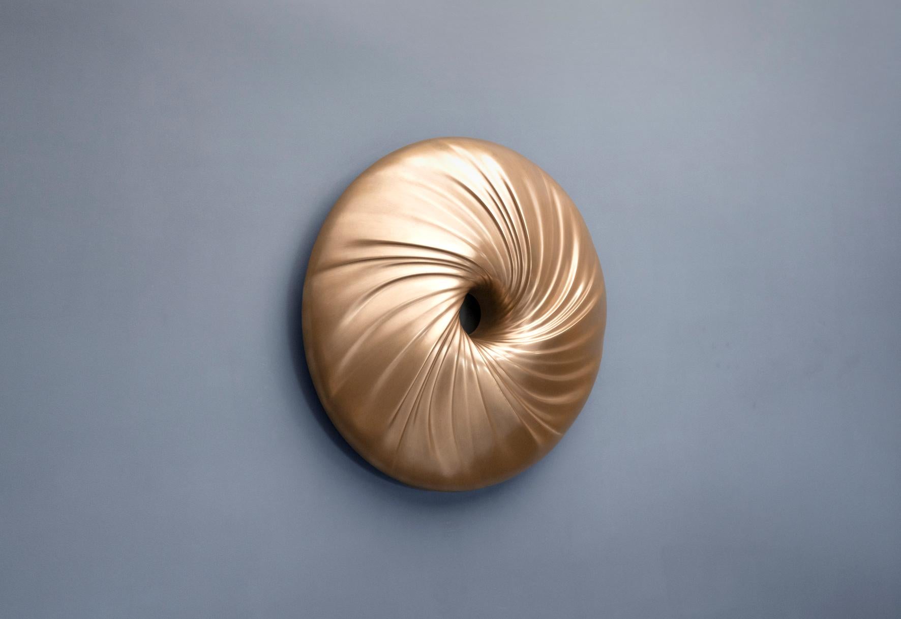 Moderno Maelstrom, scultura contemporanea in bronzo e resina di David Tragen, in edizione limitata. in vendita
