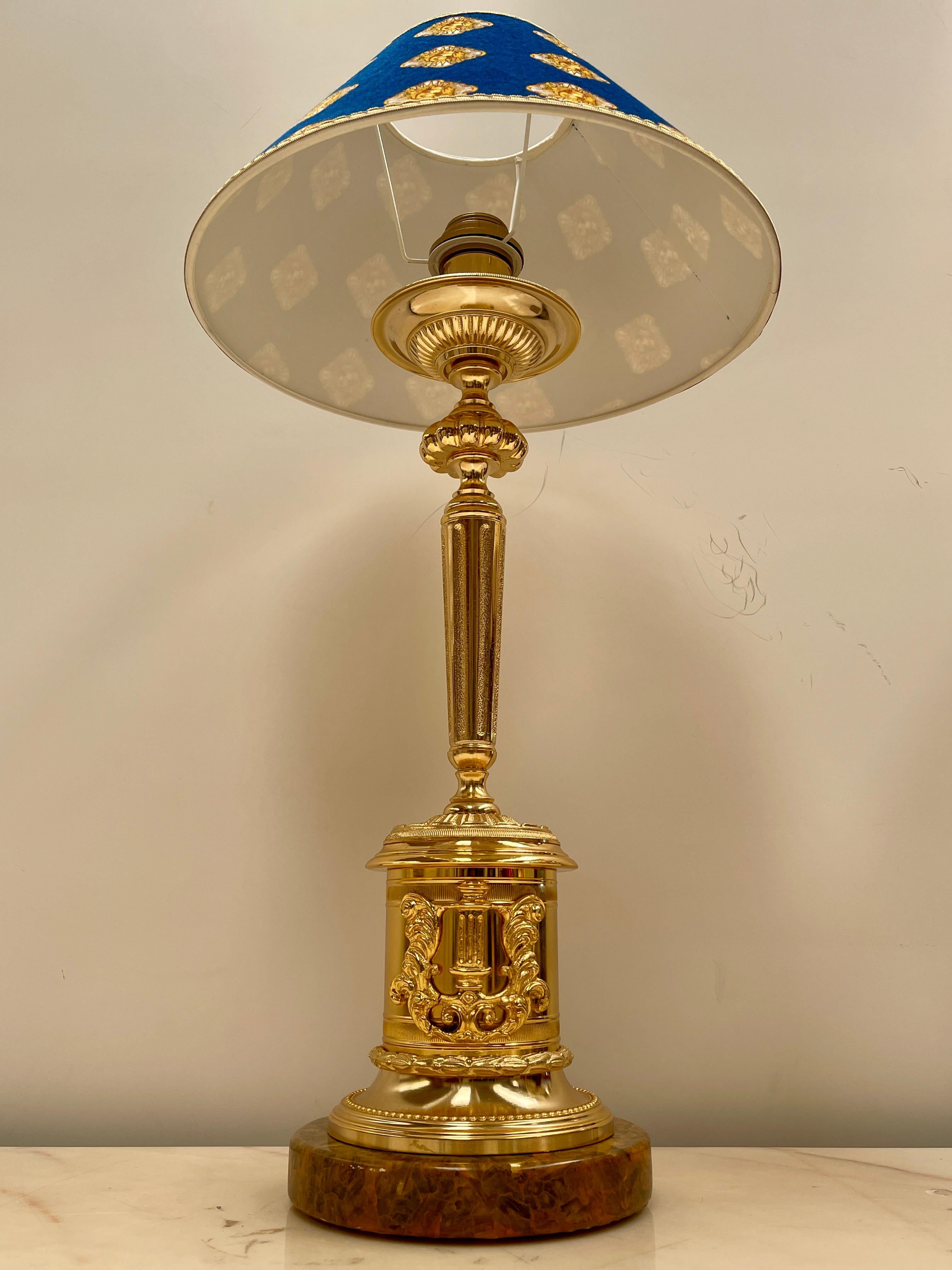 Bronzo Maestosa lampada da tavolo versailles in bronzo e marmo, XX secolo in vendita