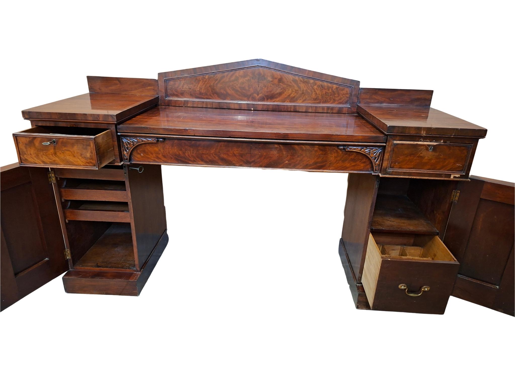 Proponiamo in vendita un eccezionale e raffinato mobile d'epoca, una scrivania consolare risalente alla prima metà dell'Ottocento.

Un autentico capolavoro di ebanisteria, che unisce funzionalità e prestigio storico.

Il mobile si distingue per le