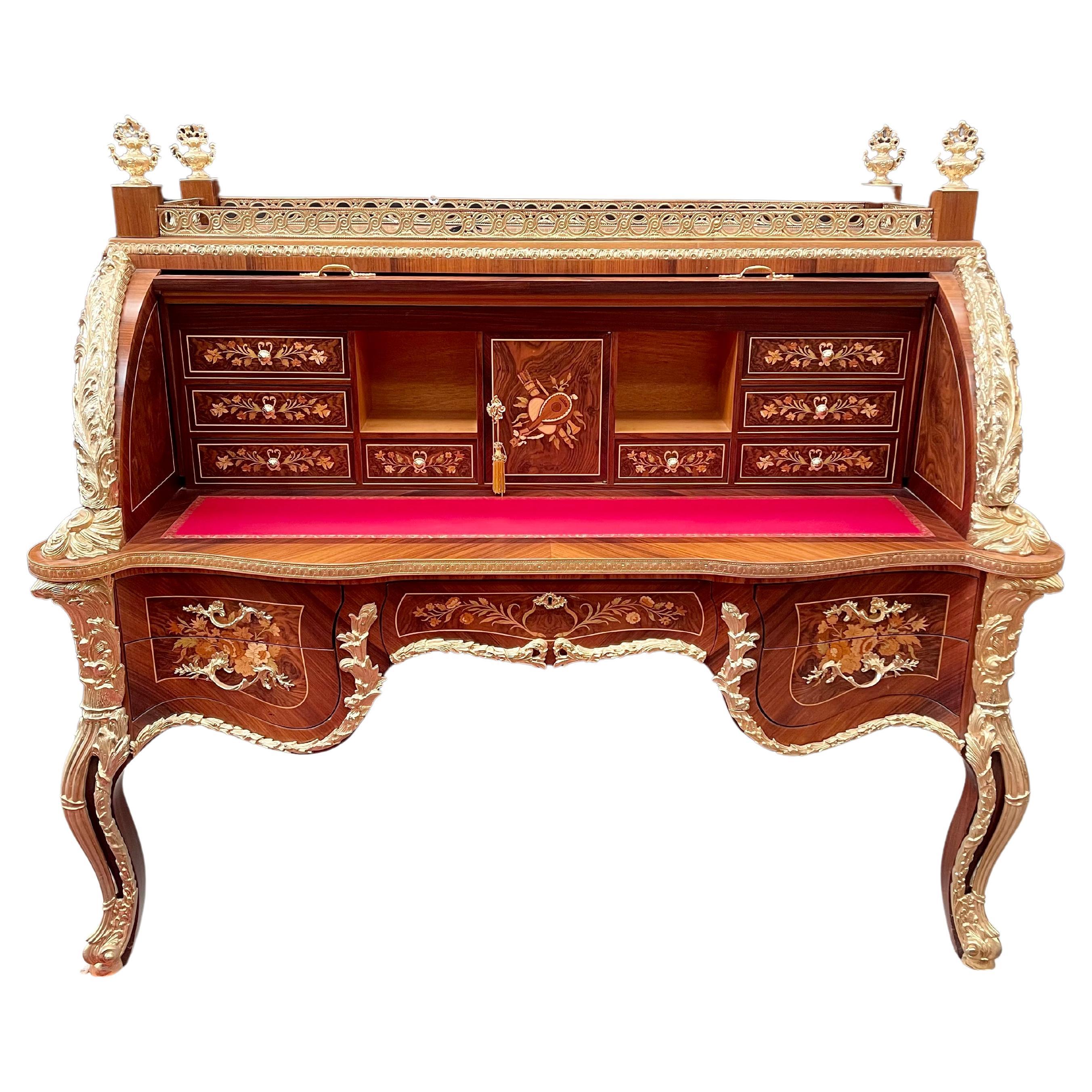 Bureau majestueux  Style Louis XV - France