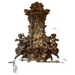 Majestuoso altar de madera tallada a mano con querubines y el Espíritu Santo, siglo XVII